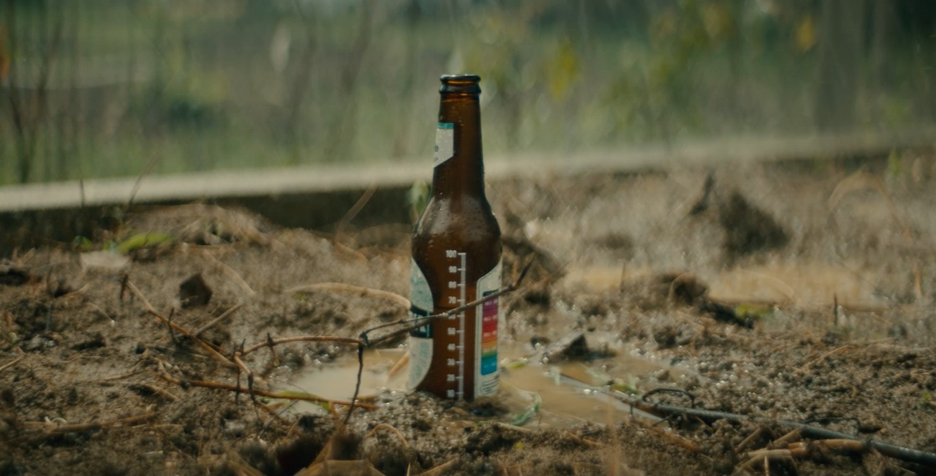 El envase podrá ser posicionado sobre el suelo para medir la lluvia.