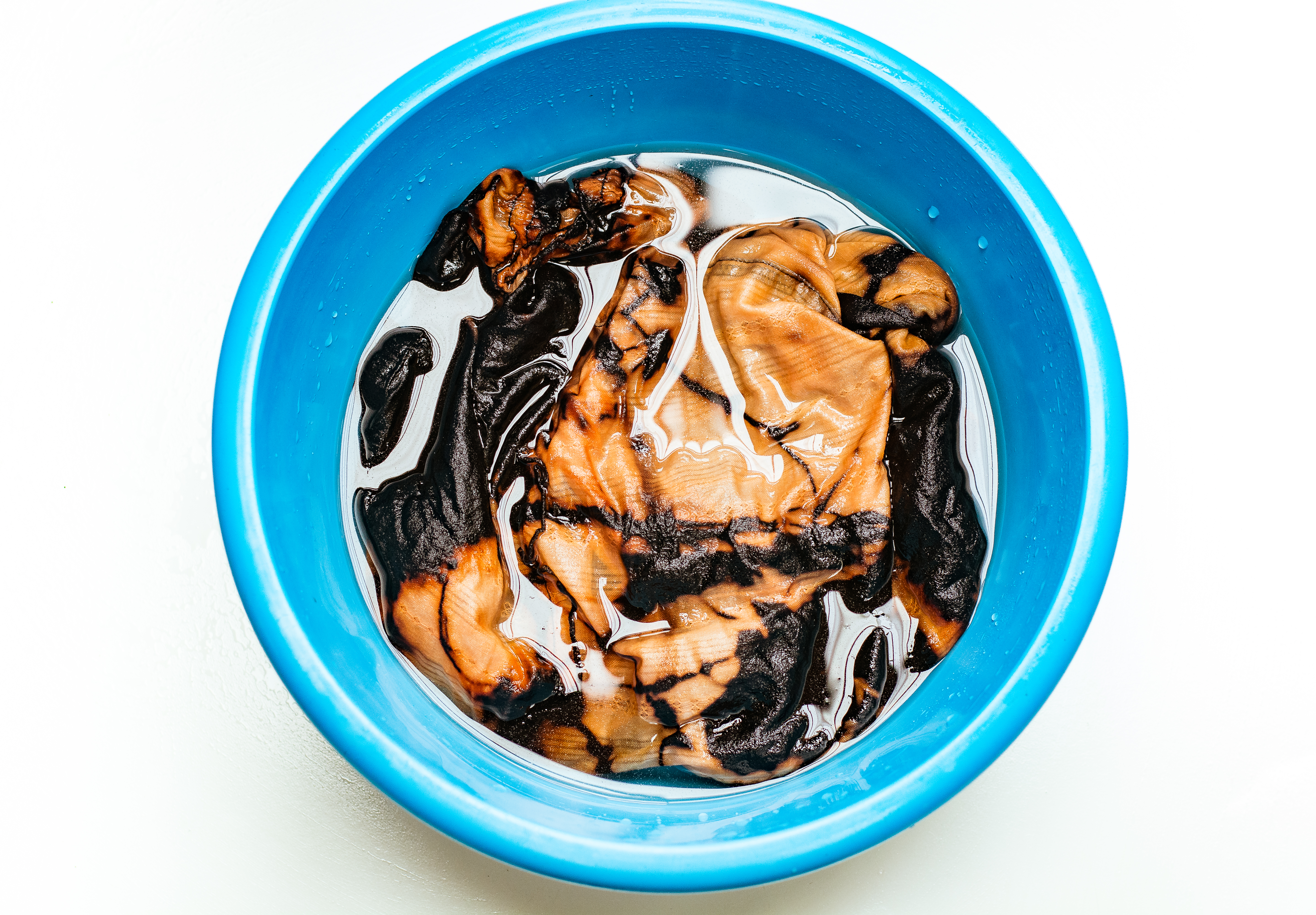 Así se tiñe la ropa con ingredientes caseros.