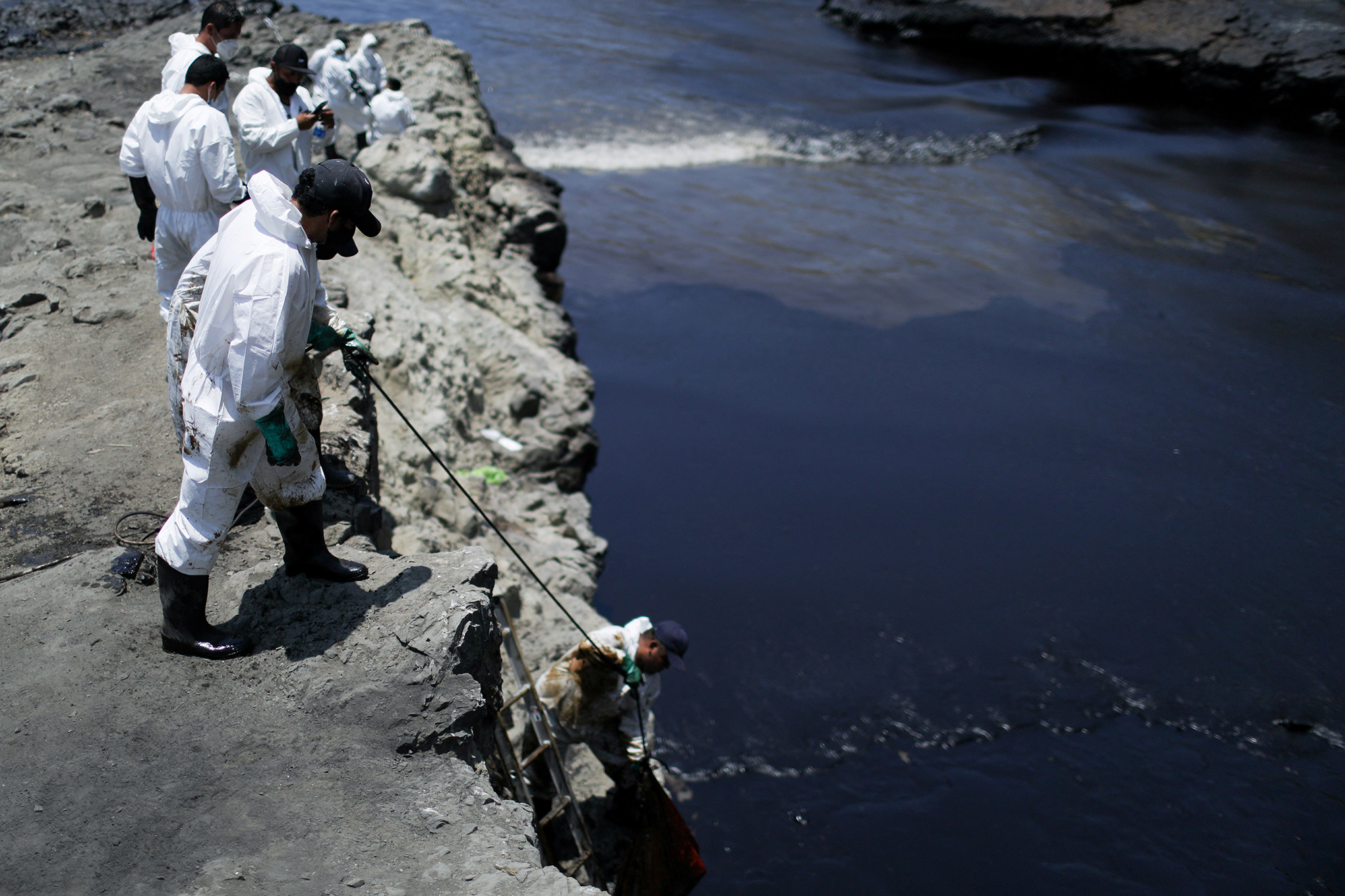 Restos de petróleo de Repsol siguen en playas tras un año de derrame en Perú