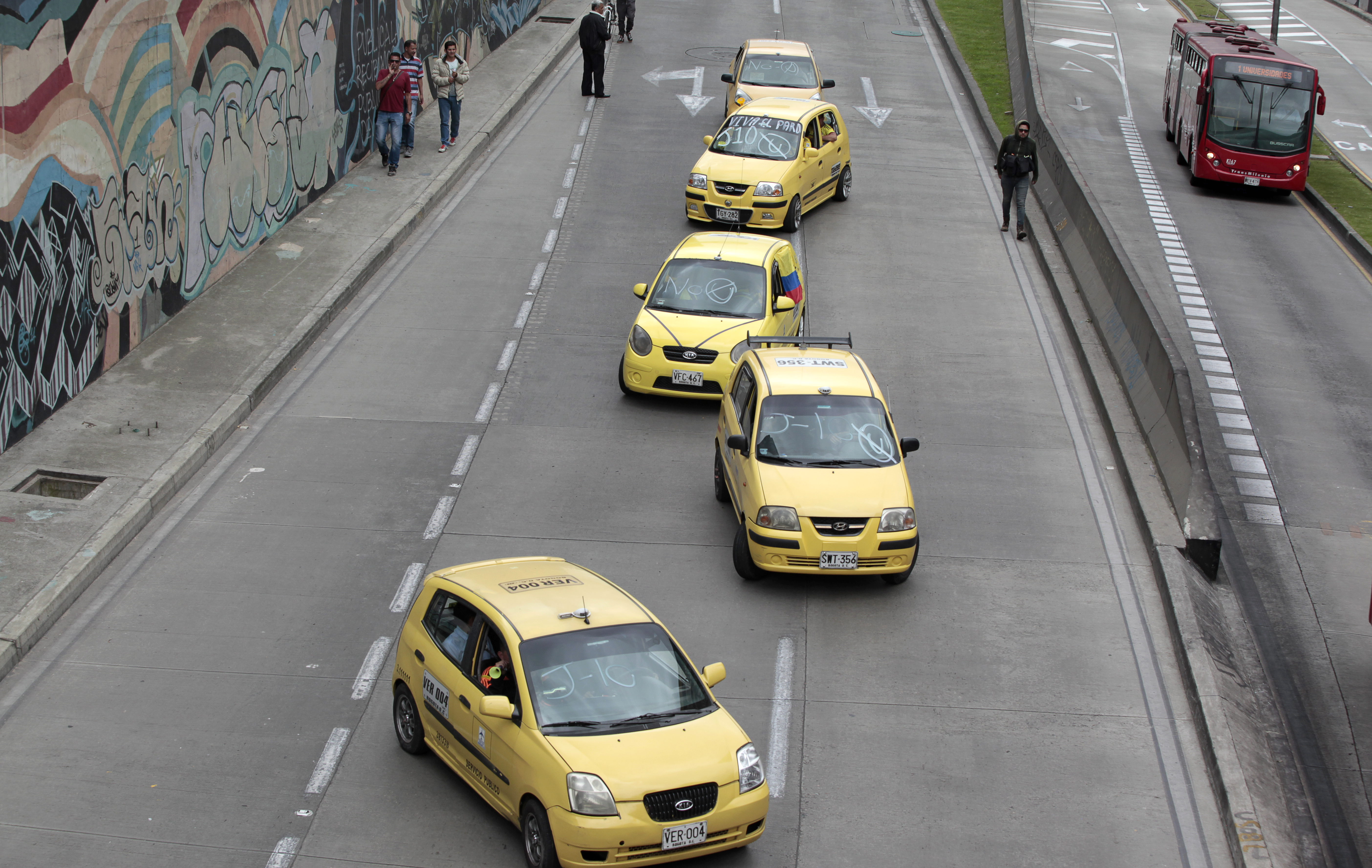 paro de taxistas en Bogotásegún ellos por el aumento de transporte ilegal  y por las aplicaciones móviles como Picap, Cabify, Beat, Didi, Uber e Indriver que ofrecen servicios de movilidad, las cuales, según los taxistas, los tienen quebrados económicamente.Bogota julio 10 2019Foto Guillermo Torres Reina / Semana