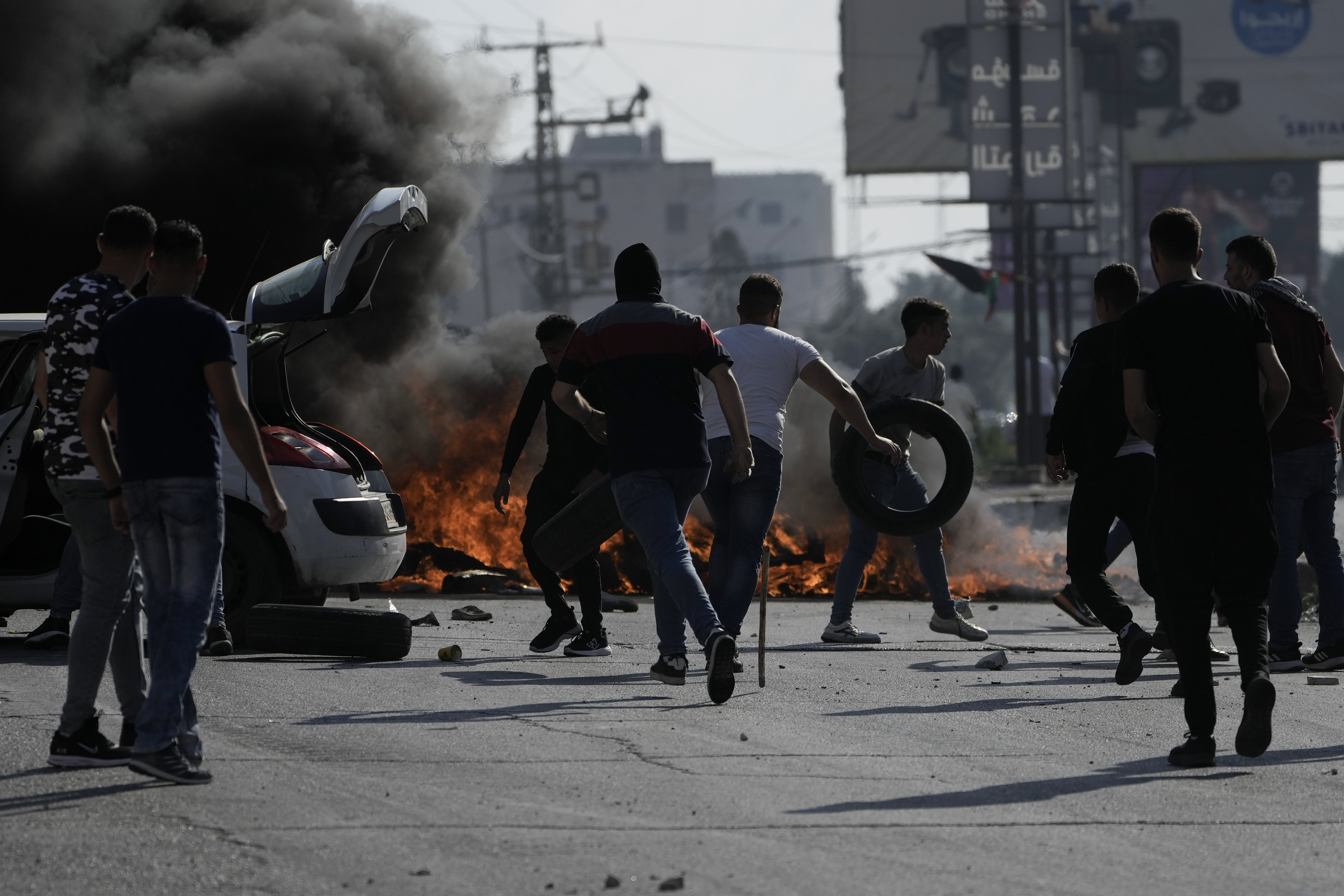 Manifestantes palestinos chocan con fuerzas israelíes luego de una manifestación en apoyo de la Franja de Gaza, en la ciudad de Naplusa, en Cisjordania, el viernes 13 de octubre de 2023. (Foto AP/Majdi Mohammed)