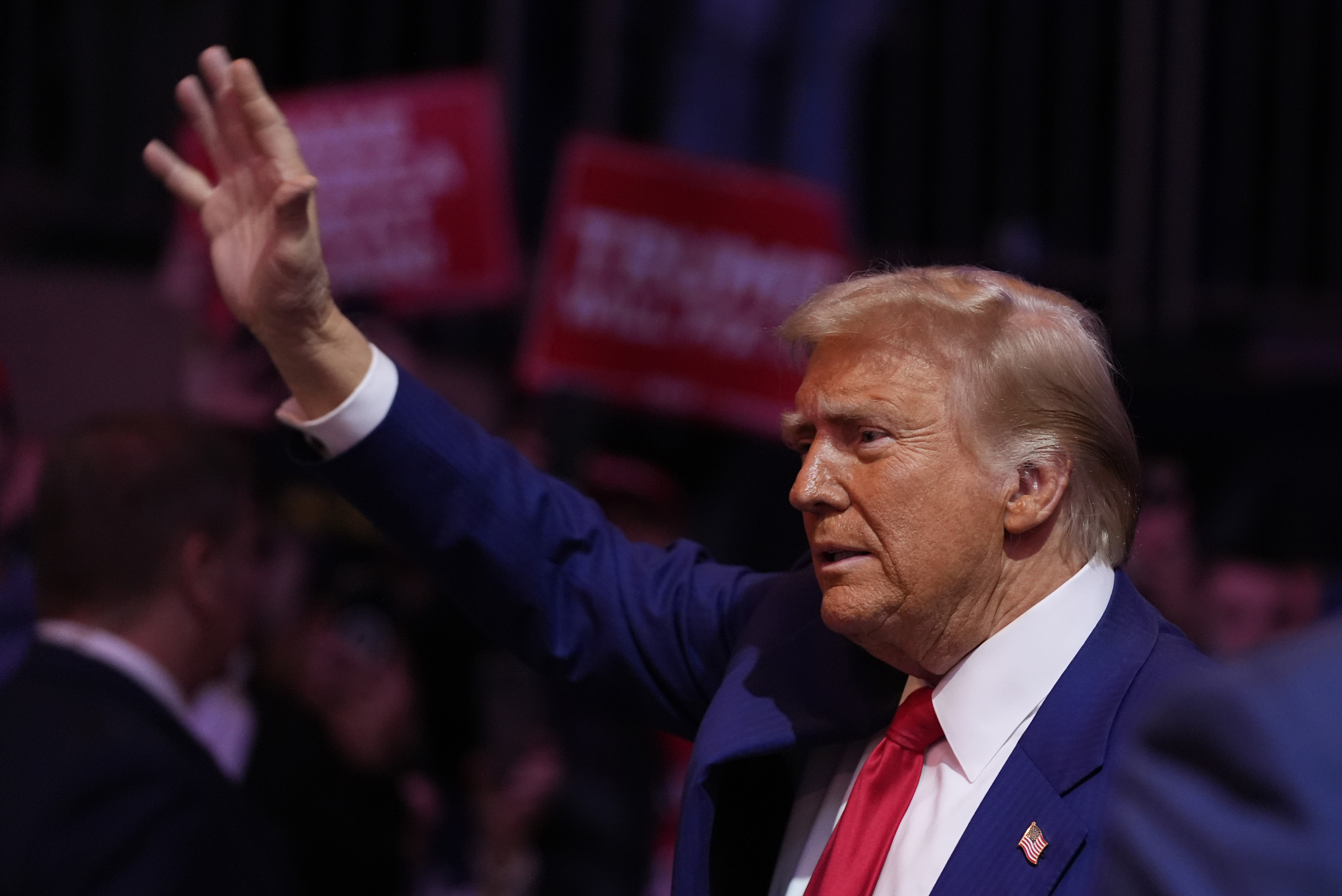 El expresidente Donald Trump, candidato presidencial republicano, saluda en un mitin de campaña en el Madison Square Garden, el domingo 27 de octubre de 2024, en Nueva York. (Foto AP/Alex Brandon)
