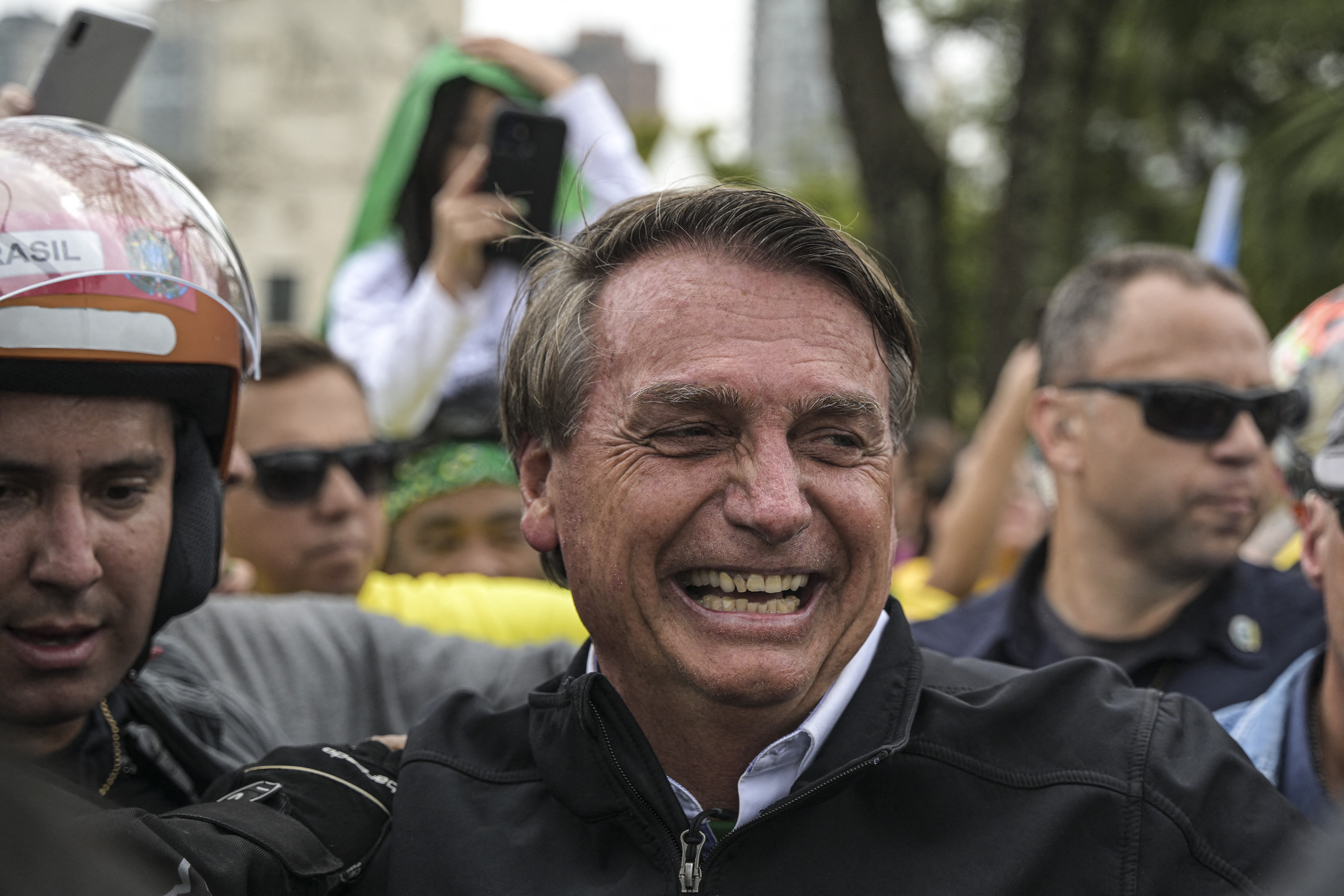 El presidente brasileño y candidato a la reelección, Jair Bolsonaro, aparece en una caravana en vísperas de las elecciones presidenciales. 
 (Foto por ERNESTO BENAVIDES / AFP)