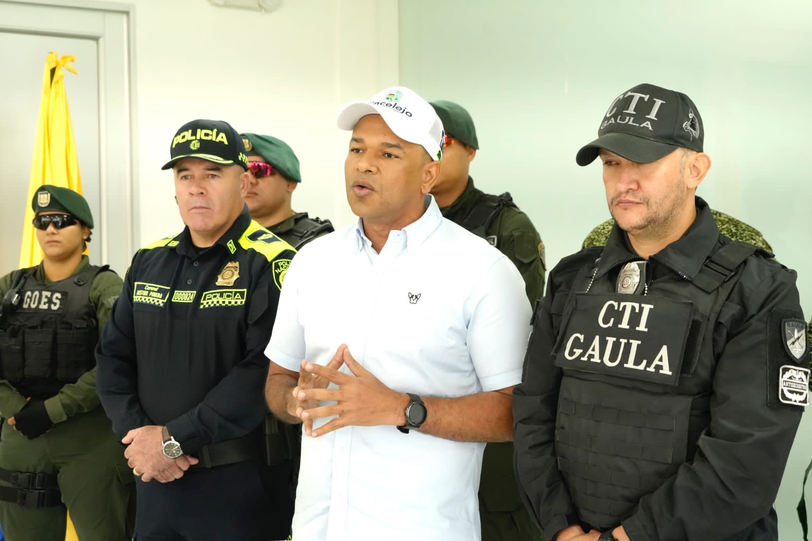 Yahir Acuña acompañado de integrantes de la Policía Nacional.