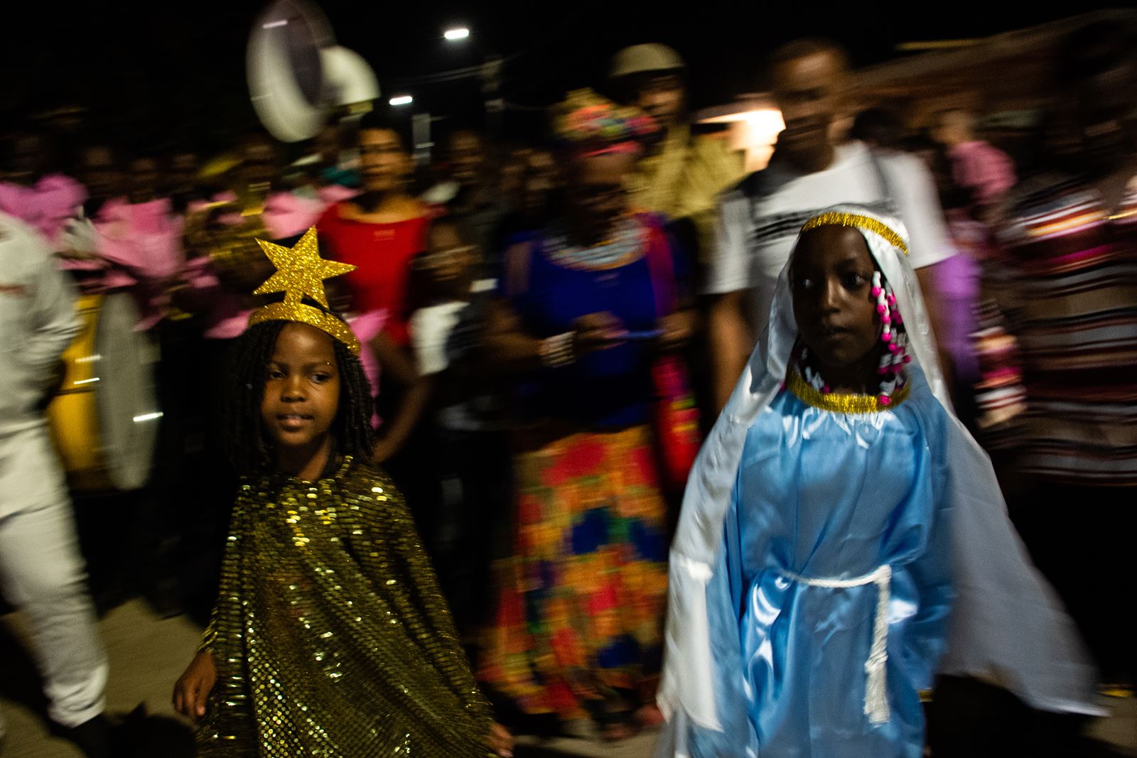 Los niños de Quinamayó se visten de María, José y de la estrella que anuncia la llegada del Niño Dios.