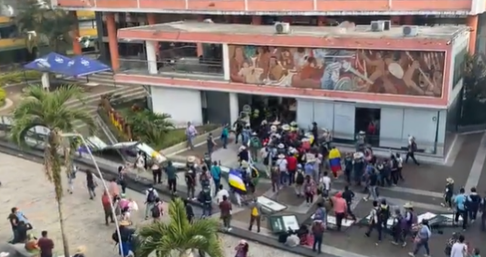 Indígenas tratan de ingresar a la fuerza a la Gobernación del Tolima.