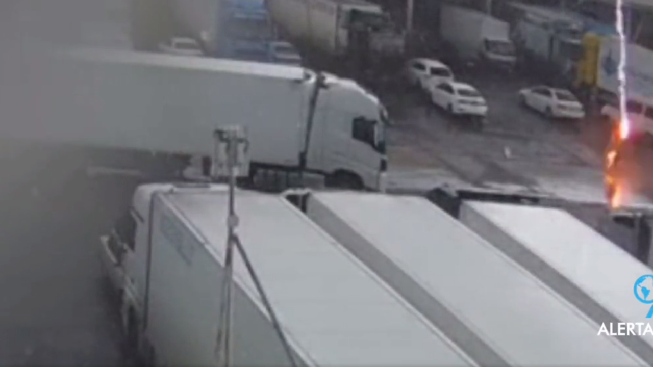 El sujeto salía de un establecimiento comercial cuando recibió el impacto del rayo.