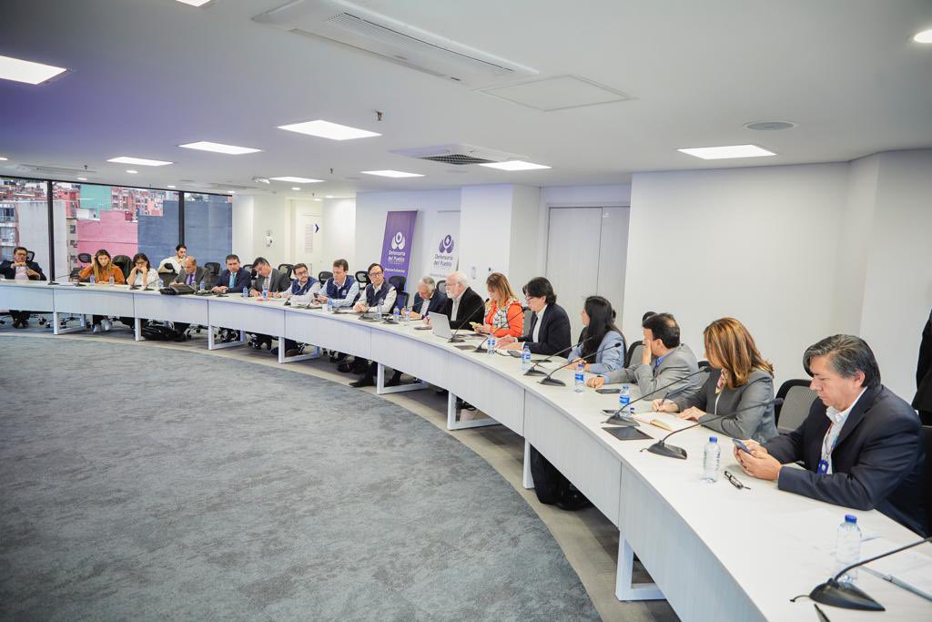 Ministro de Salud, Guillermo Alfonso Jaramillo; Ana María Vesga, presidente ejecutiva de Acemi en mesas técnicas para hablar sobre las EPS