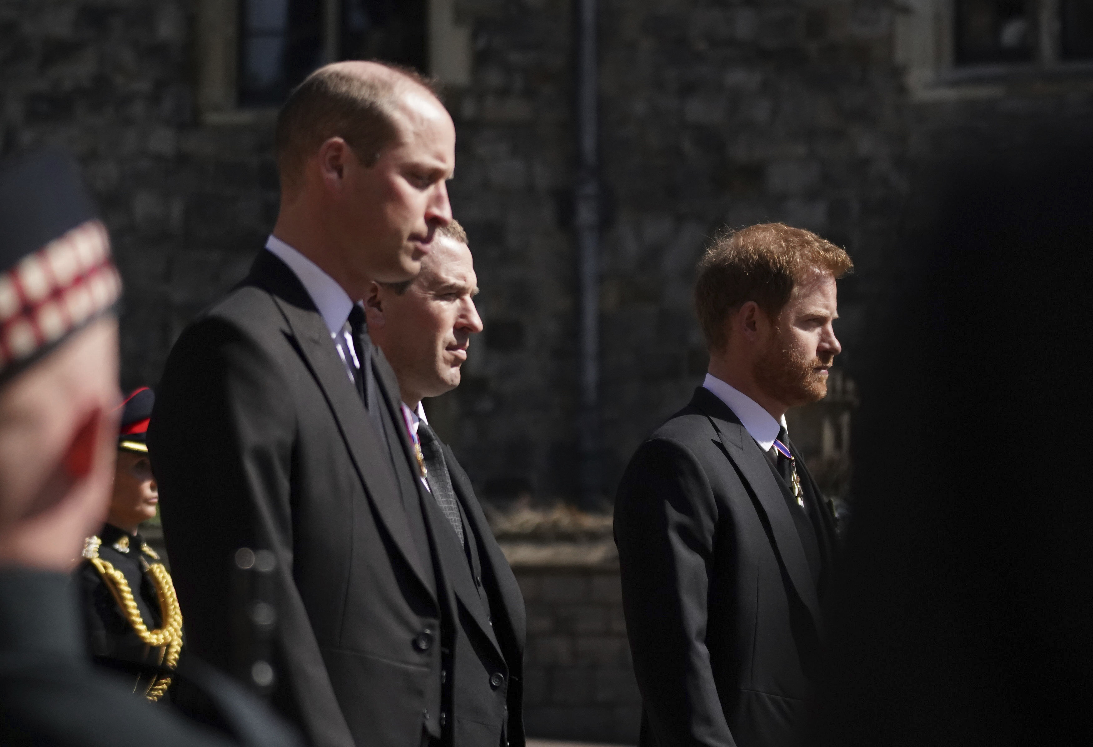El príncipe William, el duque de Cambridge, Peter Phillips y el príncipe Harry caminan en la procesión, antes del funeral del príncipe Felipe de Gran Bretaña en el castillo de Windsor, Windsor, Inglaterra, el sábado 17 de abril de 2021. El príncipe Felipe murió el 9 de abril a la edad de 99 años después de 73 años de matrimonio con la reina Isabel II de Gran Bretaña. (Victoria Jones / Pool vía AP)