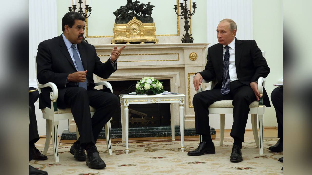 El presidente ruso, Vladímir Putin (d), habla con el presidente de Venezuela, Nicolás Maduro (i), durante su reunión en el Kremlin el 4 de octubre de 2017 en Moscú, Rusia. Foto: Mikhail Svetlov/Getty Images.