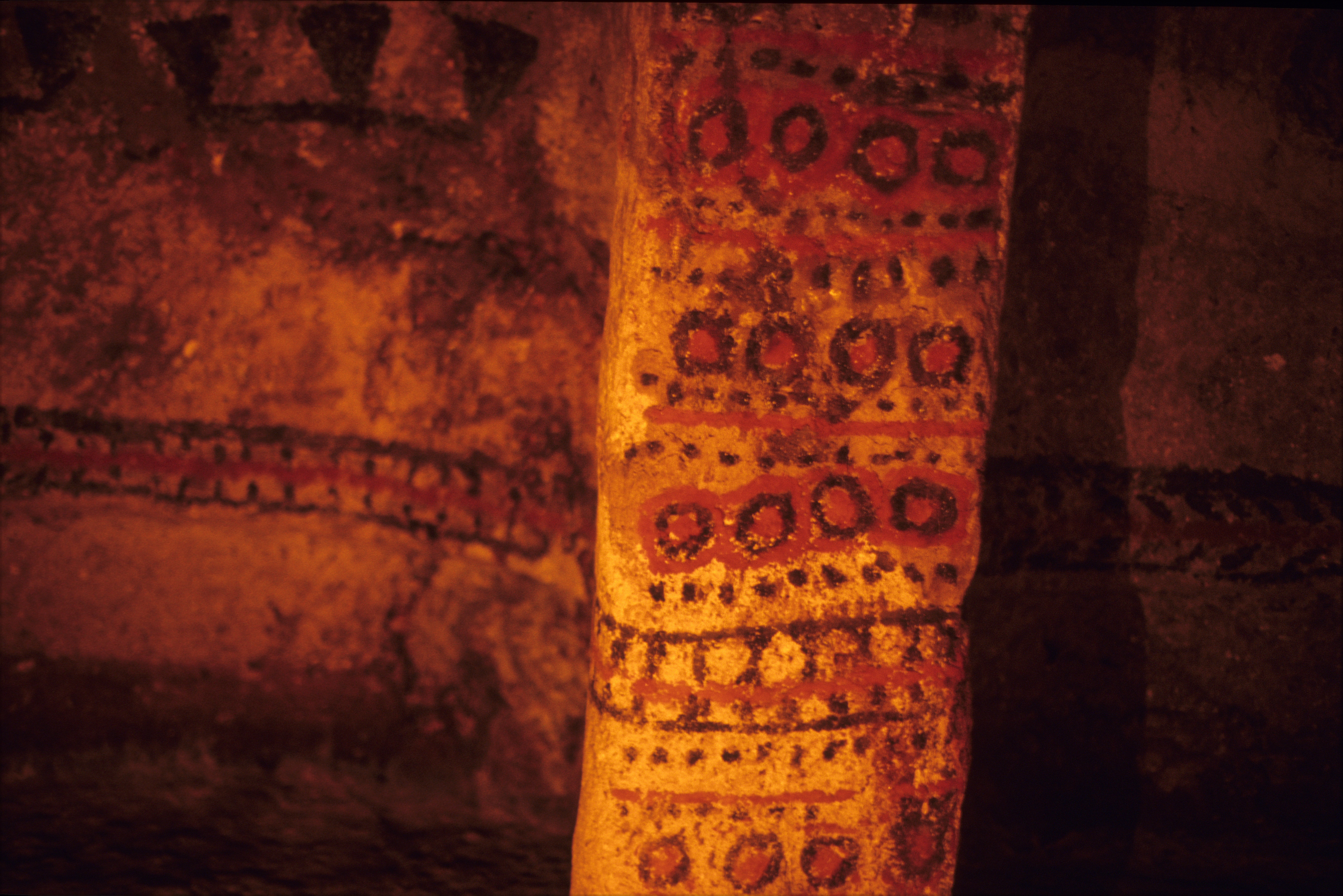 Aunque estos vestigios arqueológicos yacen debajo de la tierra, están ubicados principalmente en las superficies altas del territorio.