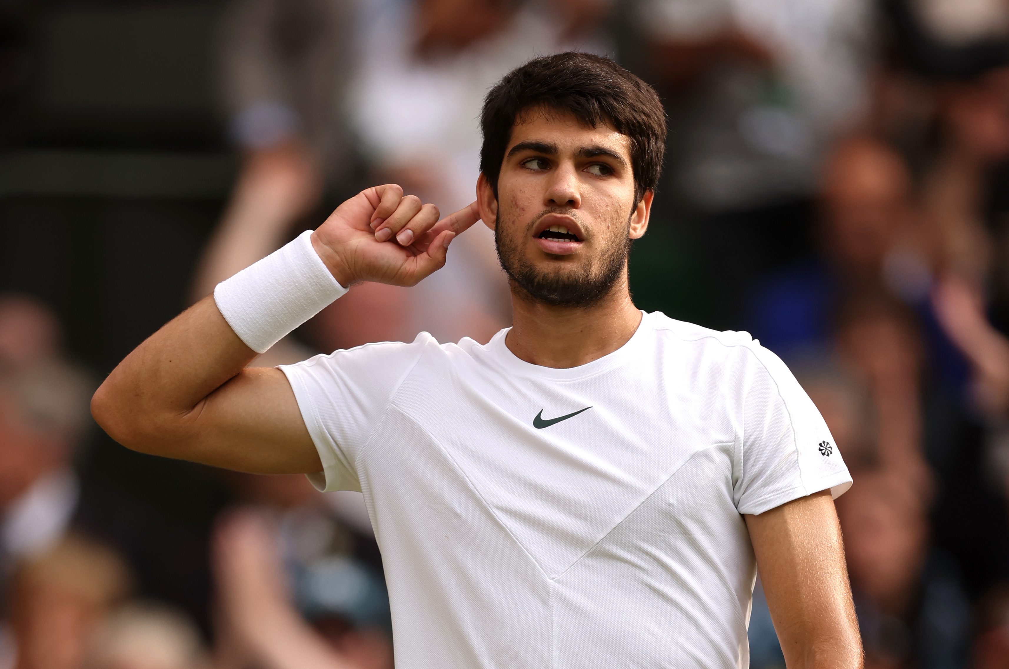 Lance - !QUE JOGO! 🎾🙌 Carlos Alcaraz faz HISTÓRIA, derrota a lenda Novak  Djokovic e conquista o torneio de Wimbledon em uma partida épica! Que  momento mágico estamos presenciando, amigos! 👏👏👏 #Alcaraz #