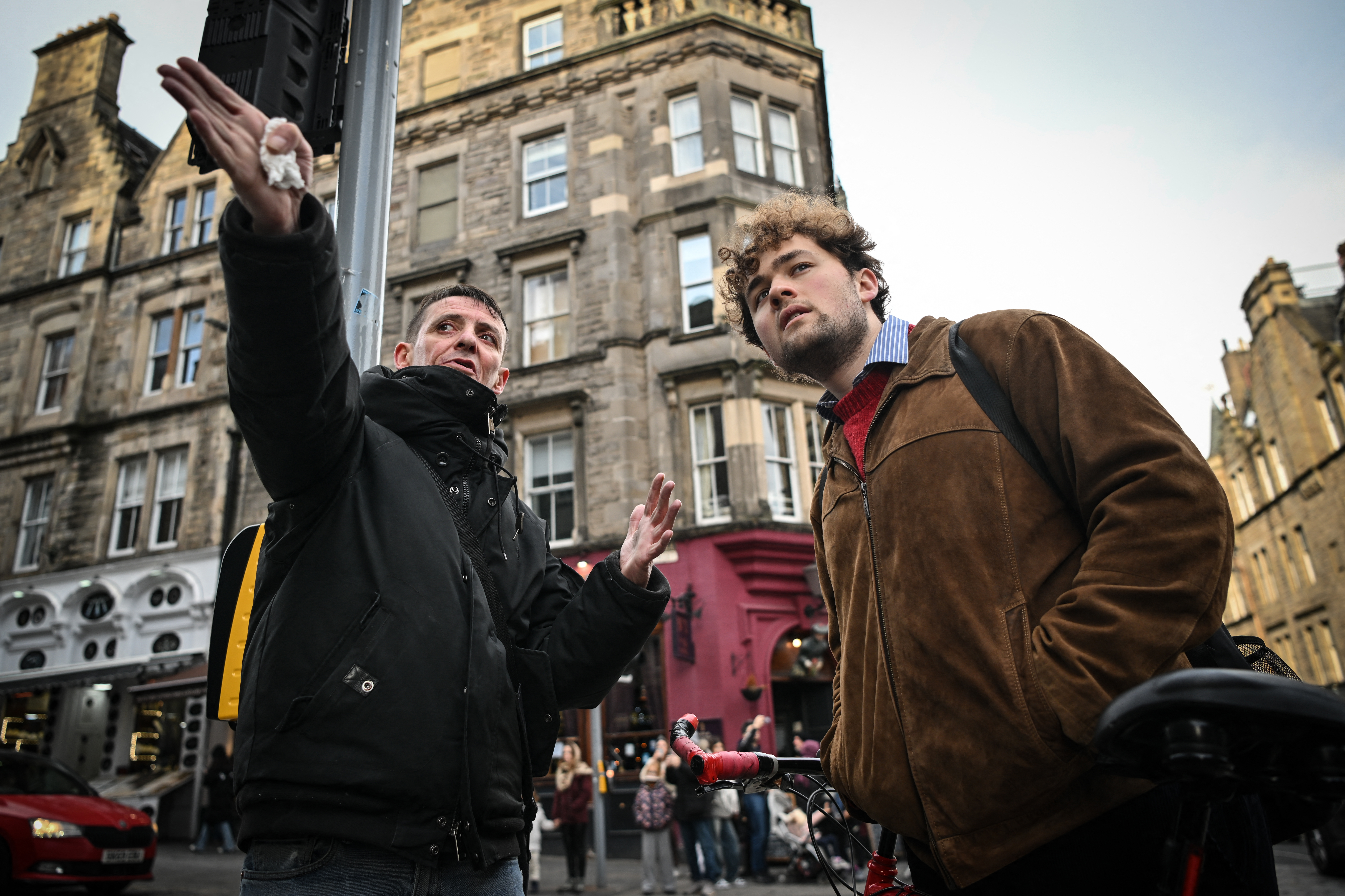 El guía de Ciudades Invisibles, Sonny Murray (izq.), dirige un recorrido a pie con el estudiante Arthur Lyhne-Gold, en Edimburgo, el 17 de noviembre de 2024.