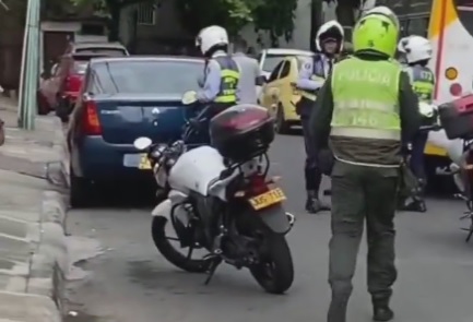 Un uniformado de la Policía llegó hasta el lugar a controlar la situación.