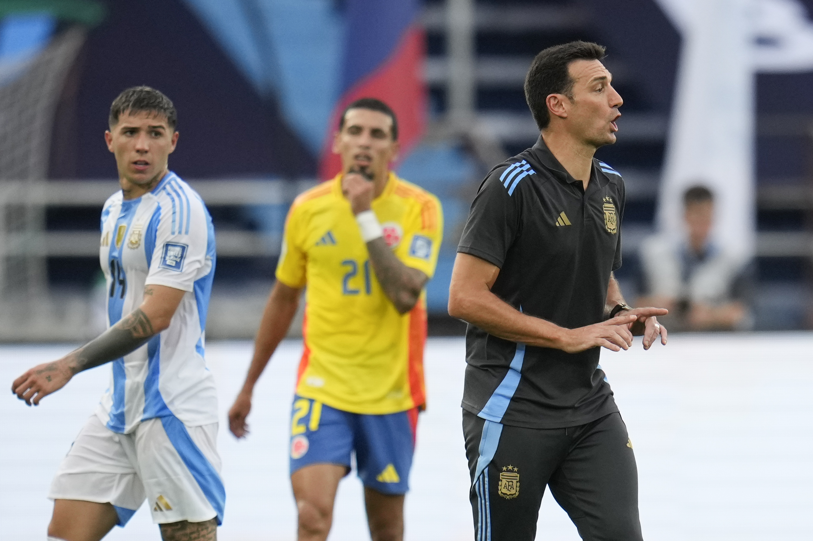 Argentina's coach Lionel Scaloni, right, gives instructions to his players during a qualifying soccer match against Colombia for the FIFA World Cup 2026 at the Metropolitano Roberto Melendez stadium in Barranquilla, Colombia, Tuesday, Sept. 10, 2024. (AP Photo/Ricardo Mazalan)