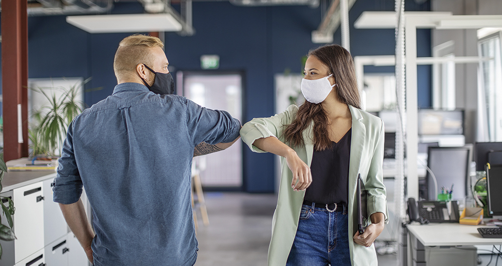 Con el avance en la vacunación y el descenso de los casos, varias empresas del país retornaron a sus oficinas. Sin embargo, la variante delta crea nuevas dudas e incertidumbre en este proceso.