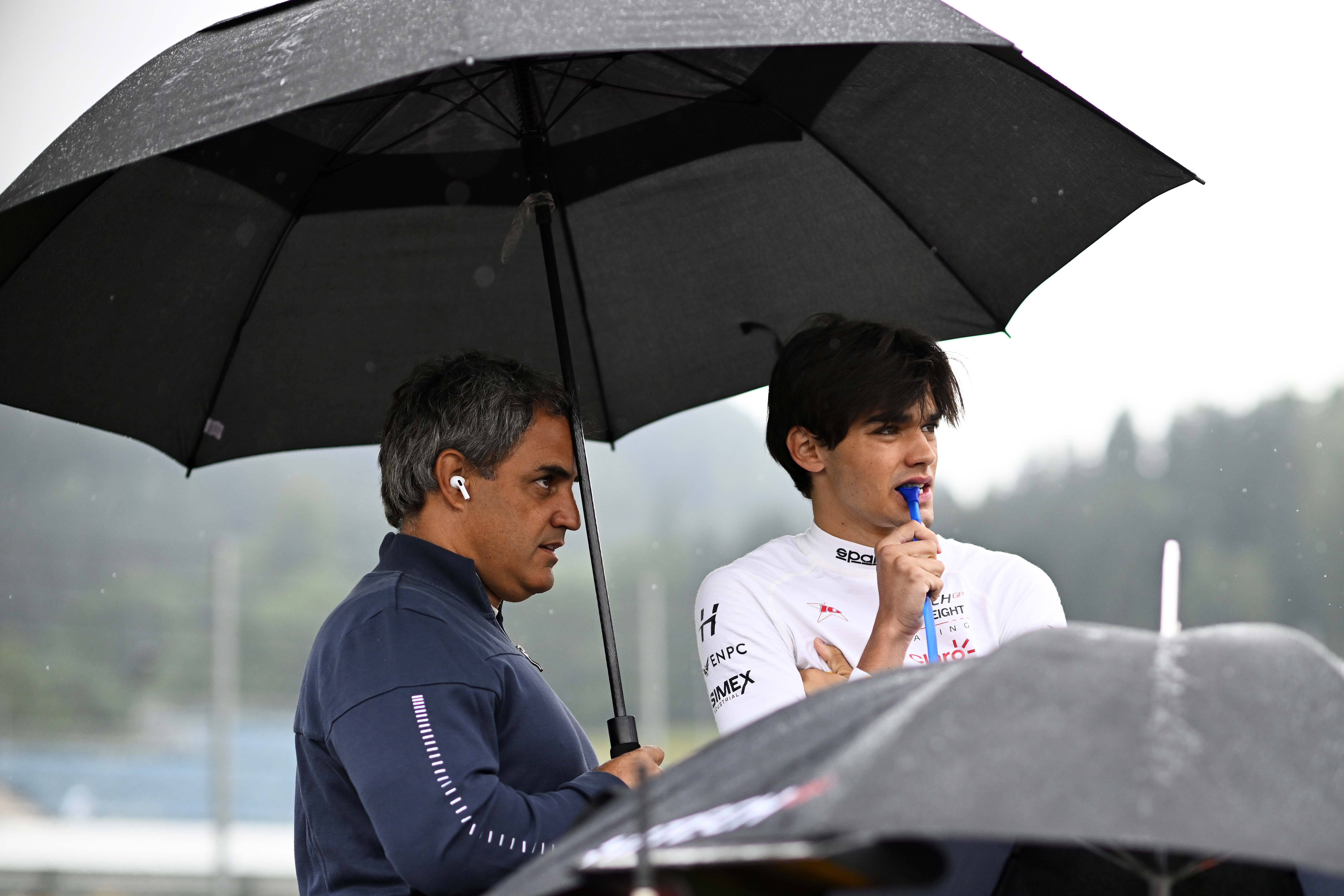 Sebastián Montoya junto a su fiel escudero, su papá, Juan Pablo Montoya