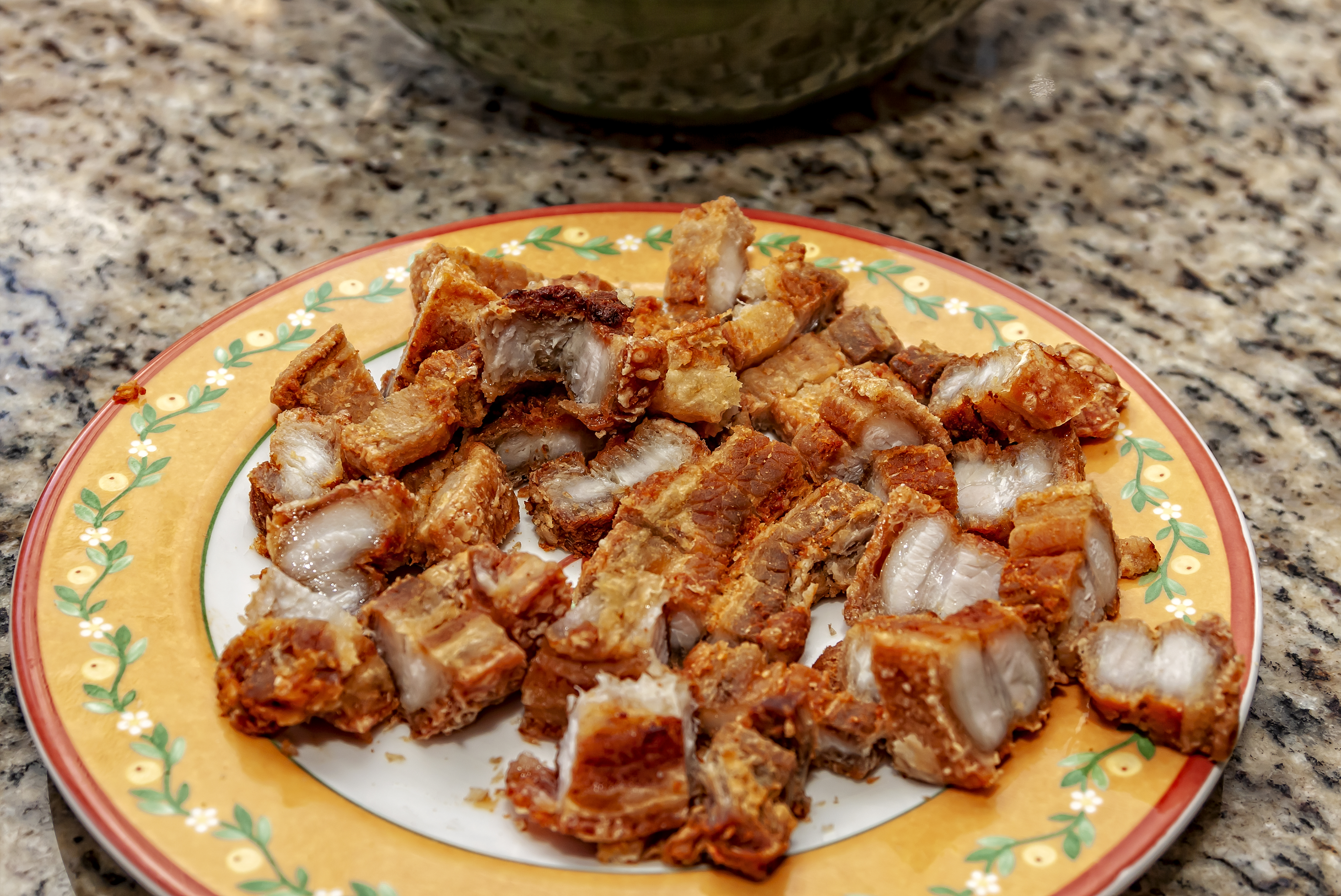 La carne de cerdo se debe cocinar muy bien.