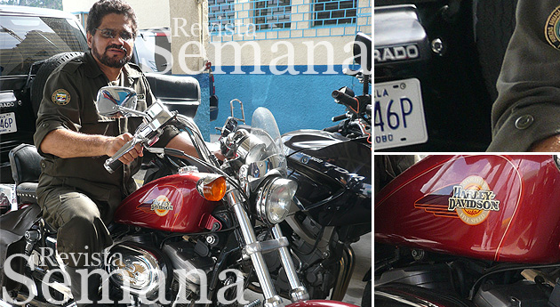 Detrás de Márquez se alcanza a observar una parte de un campero Toyota Prado con una placa de Venezuela.