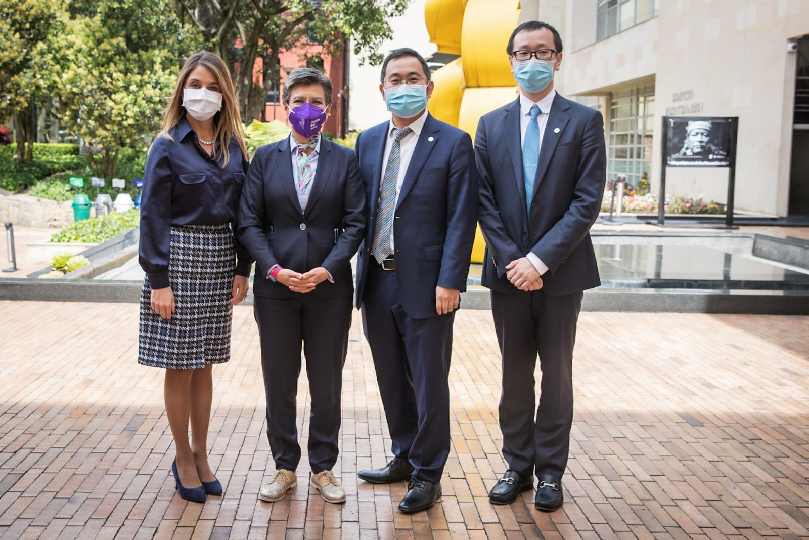 La alcaldesa Claudia López se reunió con el vicepresidente y el director senior de Negocios Internacionales de la farmacéutica china Sinovac Biotech.