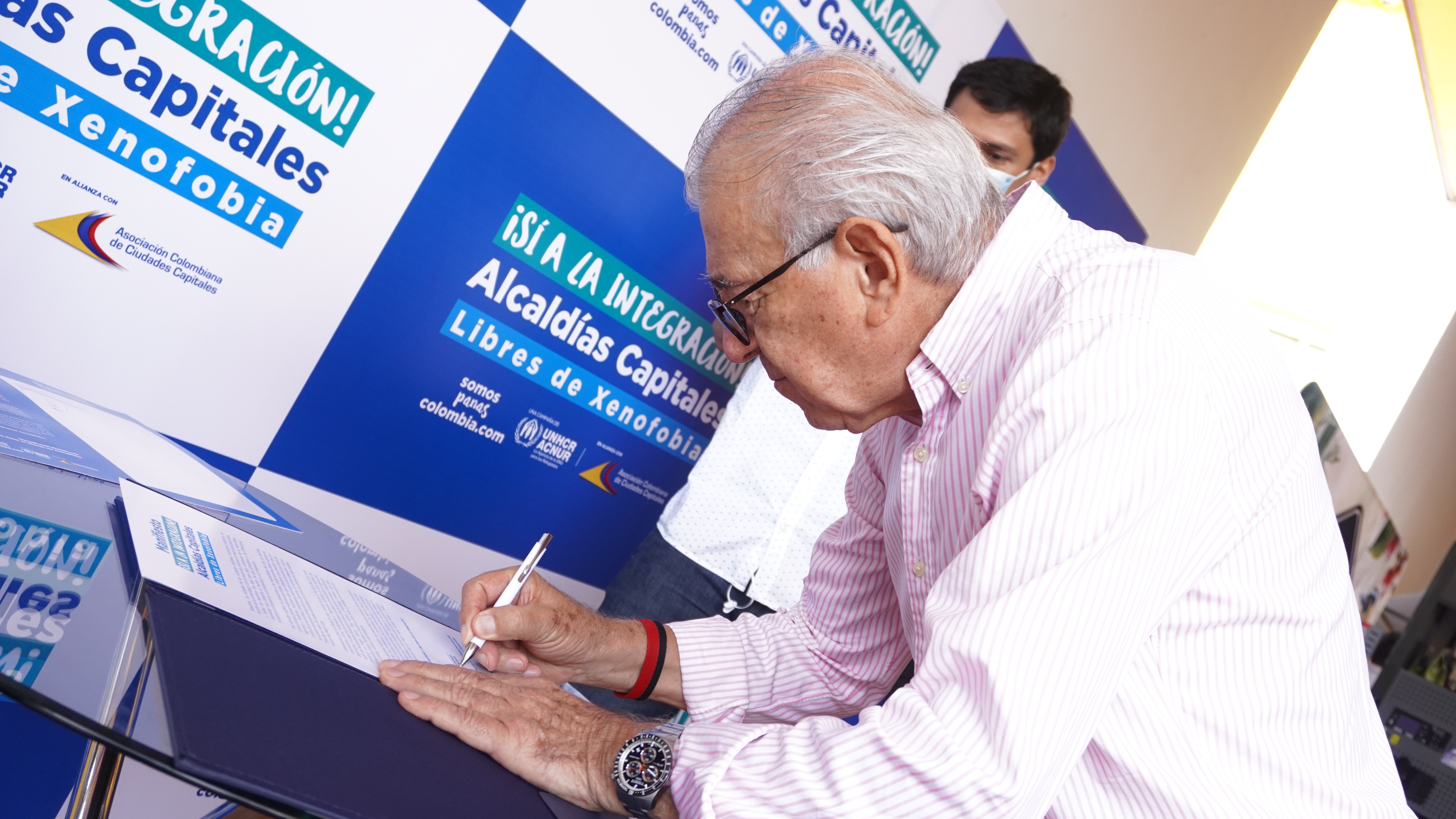 El alcalde de Cúcuta, Jairo Yánez, se comprometió a desplegar campañas para la no estigmatización de la población migrante venezolana que ha llegado a este municipio fronterizo.