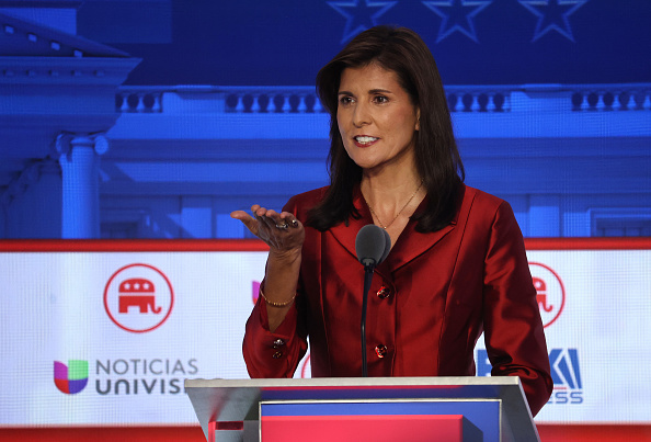 La candidata presidencial republicana, la ex embajadora ante la ONU, Nikki Haley, pronuncia un discurso durante el debate primario republicano de FOX Business en la Biblioteca Presidencial Ronald Reagan el 27 de septiembre de 2023 en Simi Valley, California.   (Foto de Justin Sullivan/Getty Images)