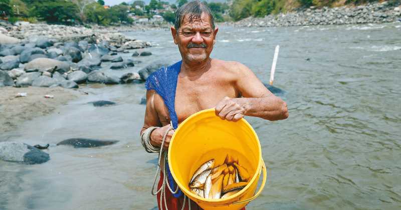R&iacute;o Magdalena, Honda, Tolima: los pescadores como Pedro El&iacute;as Rodr&iacute;guez lamentan que este a&ntilde;o no ha llegado la subienda. Lo que pescan hoy no les alcanza ni para el sustento diario.