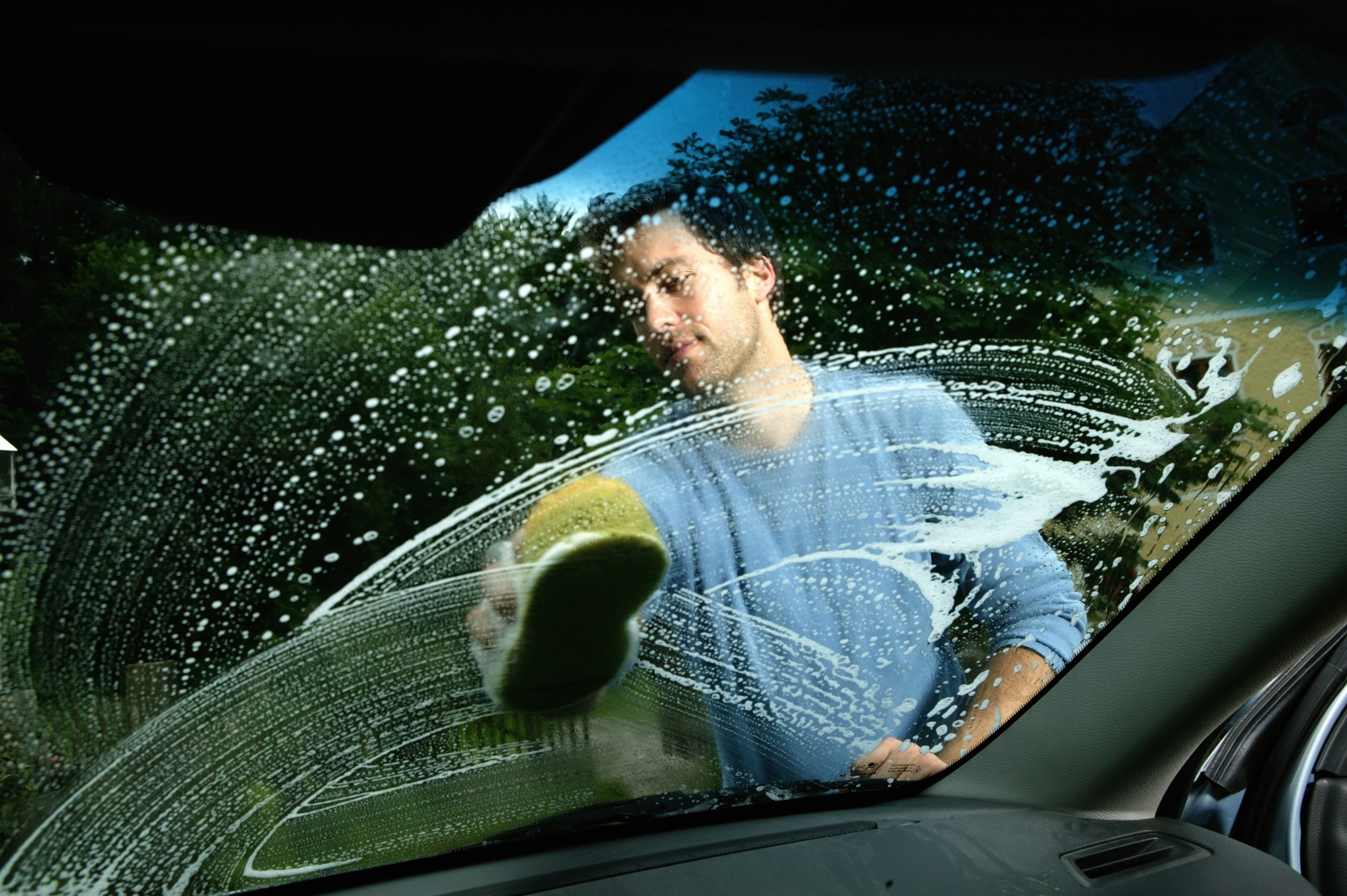 5 errores que no debes cometer al lavar tu coche puesto que dañarás la  carrocería y el tapizado