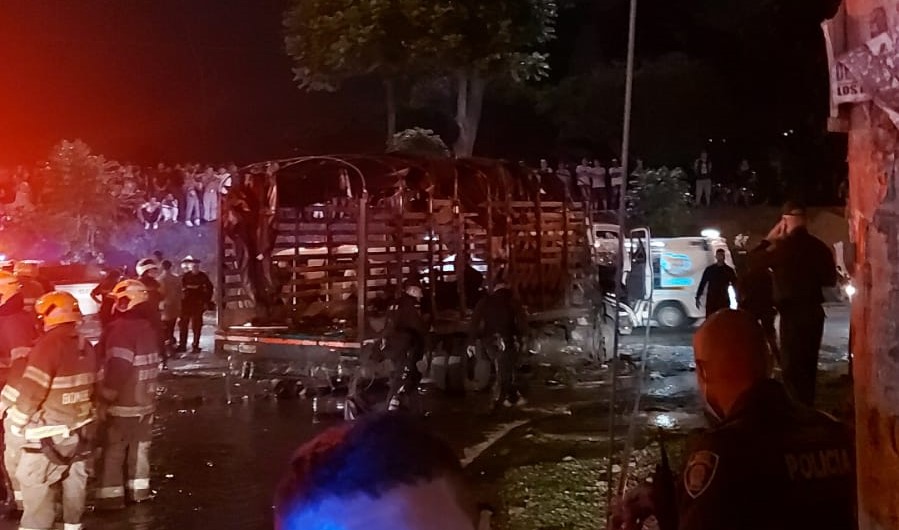 Noche de terror en Cali: atentado con explosivos a carro del Esmad deja ...