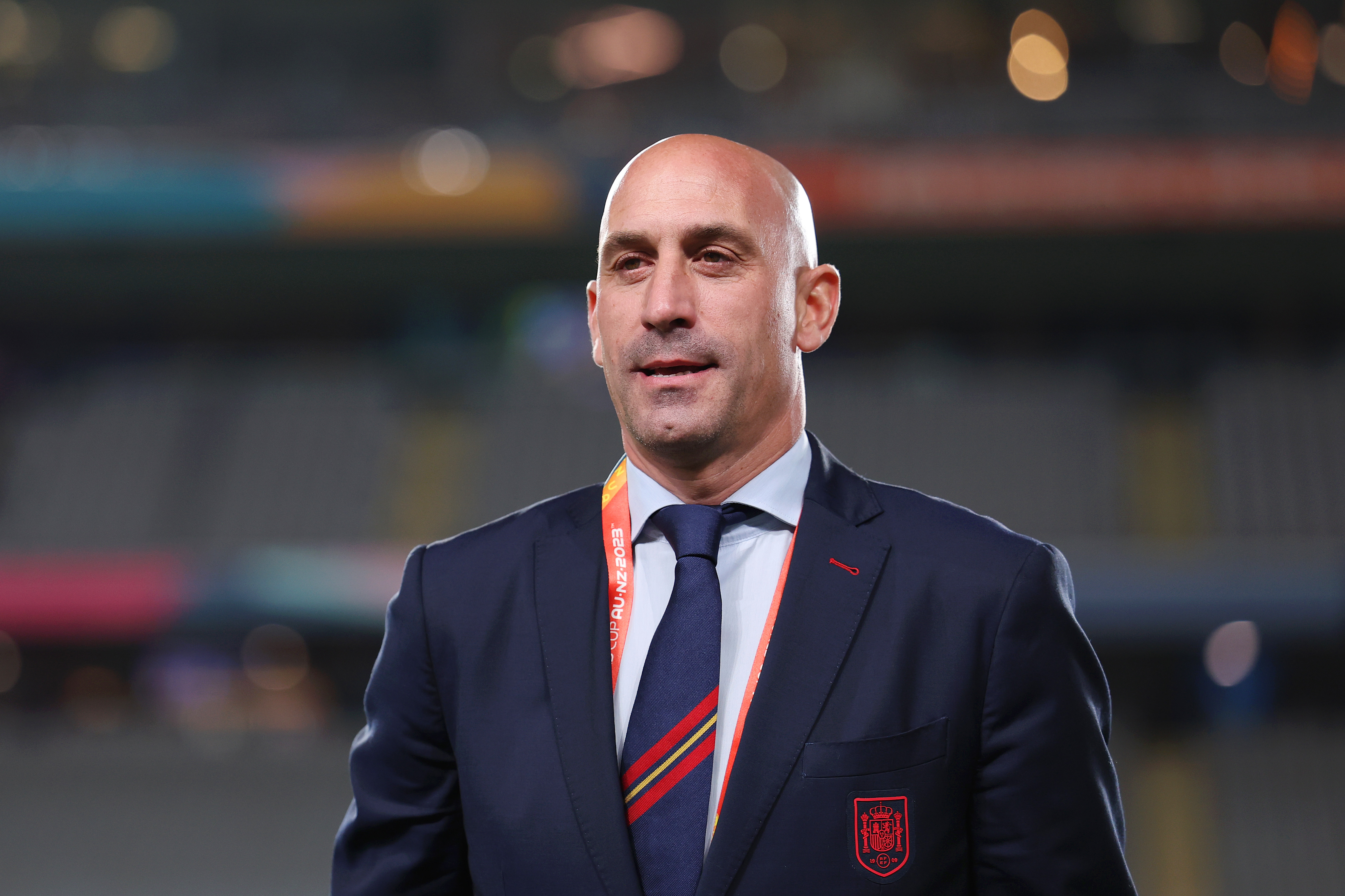 Luis Rubiales, presidente de la Real Federación Española de Fútbol, ​​observa antes del partido de semifinales de la Copa Mundial Femenina de la FIFA Australia y Nueva Zelanda 2023 entre España y Suecia en Eden Park el 15 de agosto de 2023 en Auckland. Tamaki Makaurau, Nueva Zelanda. (Foto de Maja Hitij - FIFA/FIFA vía Getty Images)