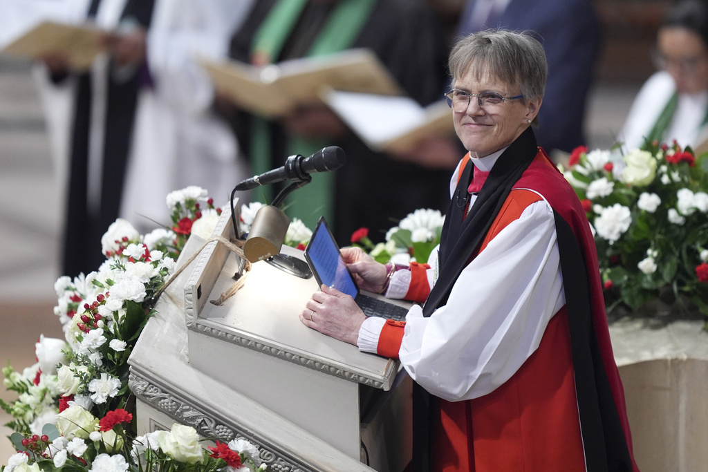 La reverenda Mariann Budde dirige el servicio de oración nacional al que asistió el presidente Donald Trump en la Catedral Nacional de Washington, el martes 21 de enero de 2025, en Washington. (Foto AP/Evan Vucci)