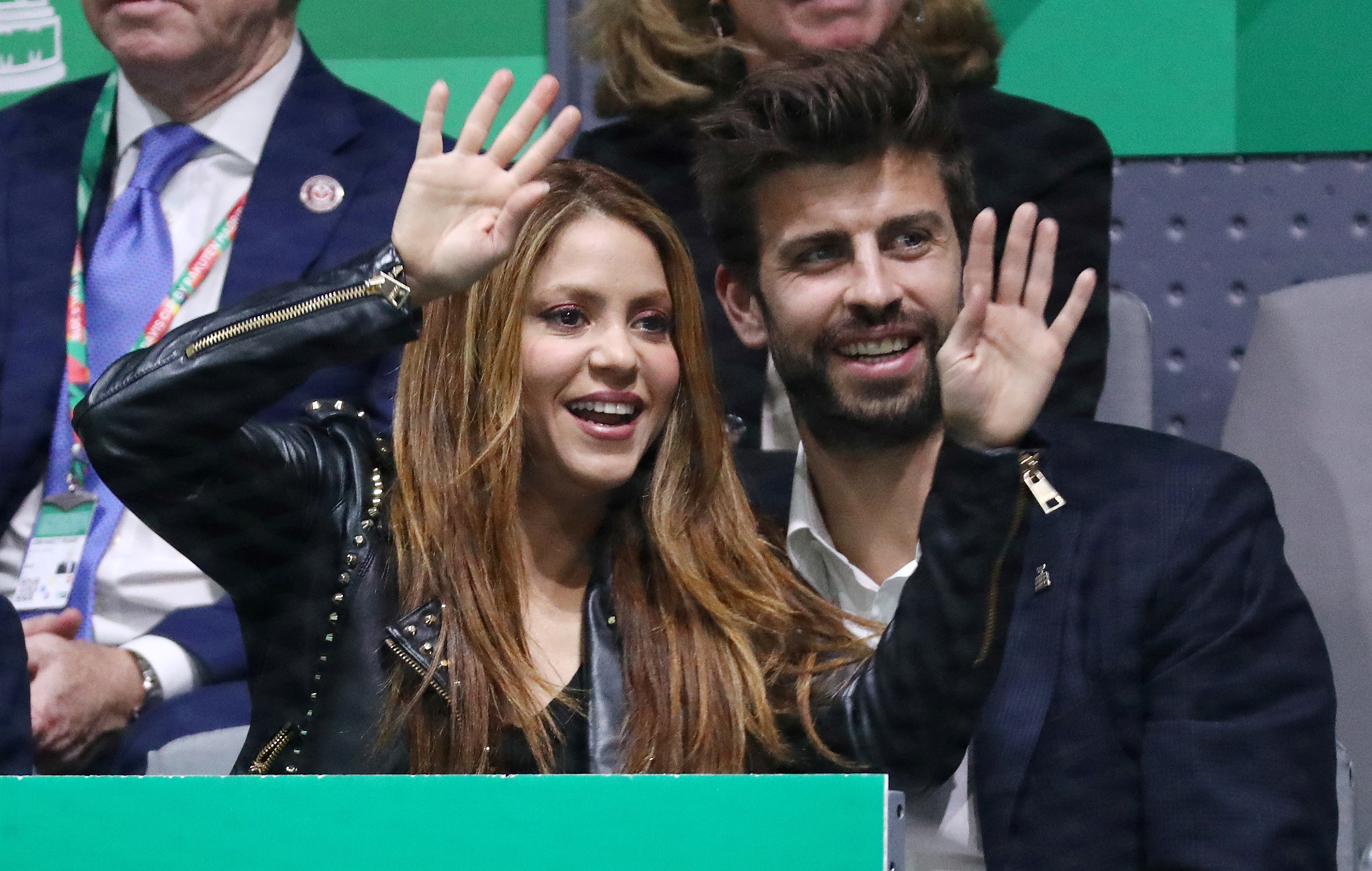FOTO DE ARCHIVO: Madrid, España - 24 de noviembre de 2019 El director ejecutivo de Kosmos y jugador del FC Barcelona, Gerard Piqué, con su esposa, Shakira, durante el partido entre el español Rafael Nadal y el canadiense Denis Shapovalov REUTERS/Sergio Pérez/Foto de archivo