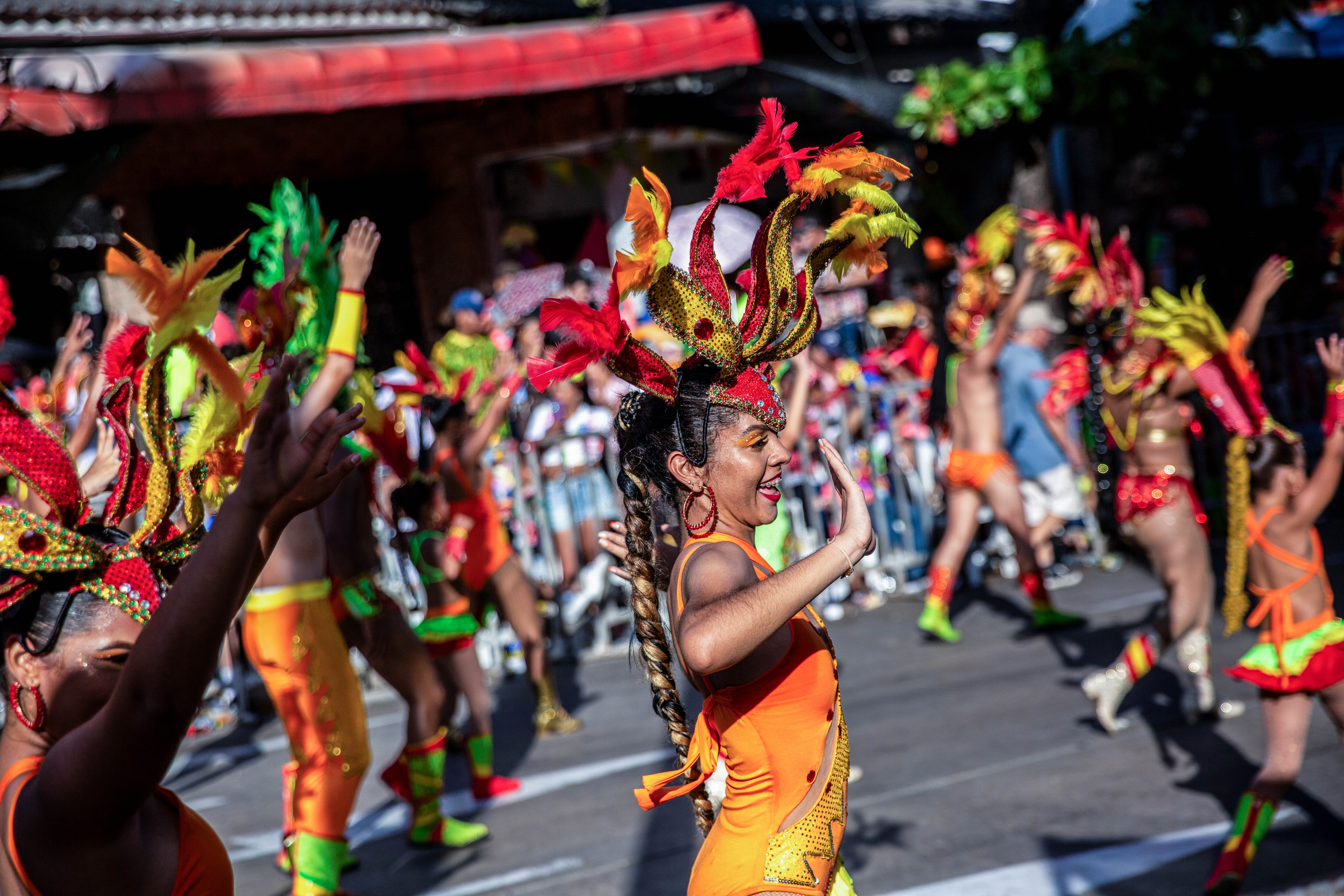 En video quedó registrado una mujer desfilando desnuda en pleno Carnaval de  Barranquilla