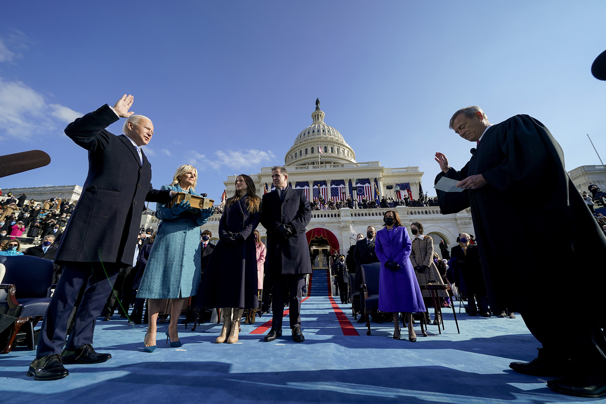 Joe Biden es juramentado como el 46o presidente de los Estados Unidos por el presidente del Tribunal Supremo John Roberts mientras Jill Biden sostiene la Biblia durante la 59a Inauguración Presidencial en el Capitolio de los Estados Unidos en Washington, el miércoles 20 de enero de 2021, mientras los niños Ashley y Hunter ven (Foto AP / Andrew Harnik, Grupo)