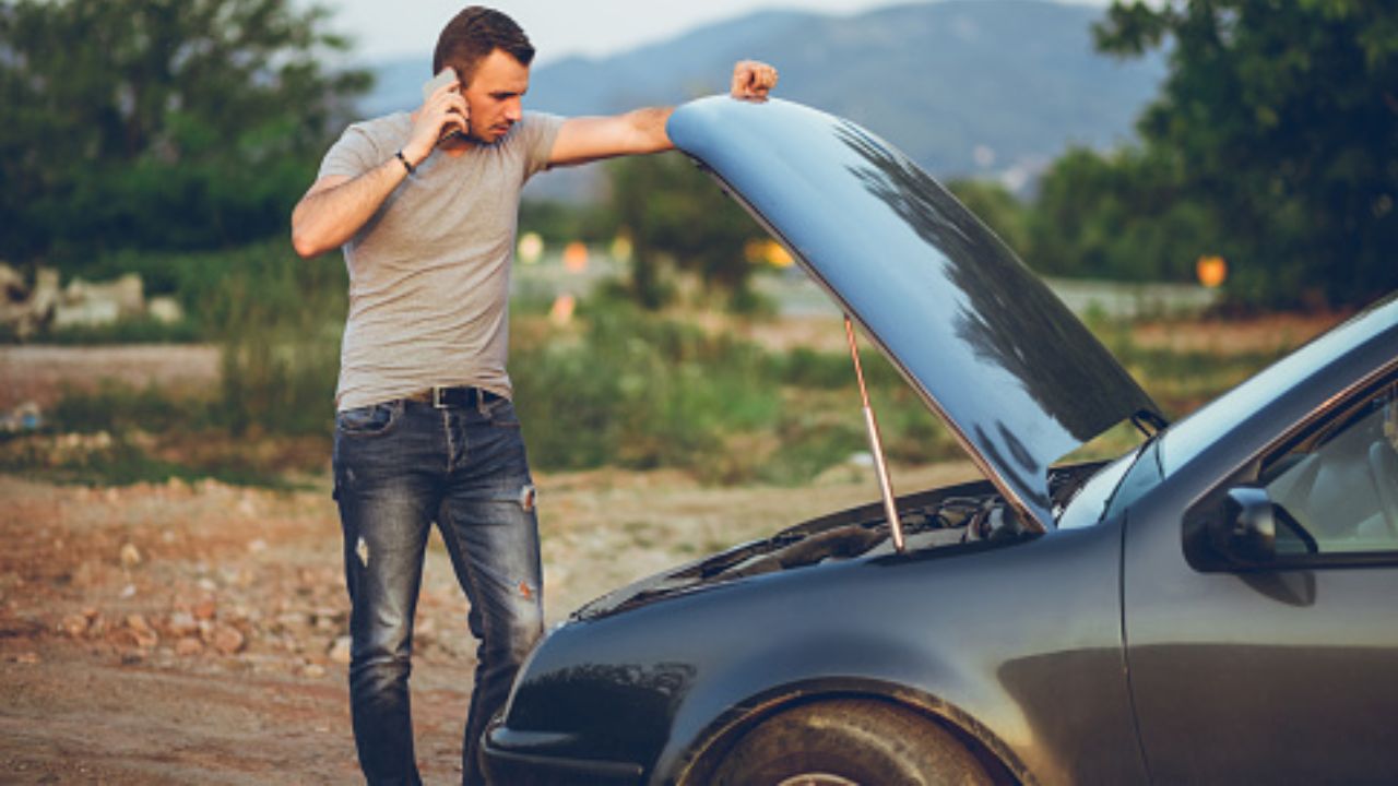 Cuando un carro se queda varado en medio de la carretera, empujarlo puede ser la forma más rápida de moverlo y liberar el flujo de tráfico.