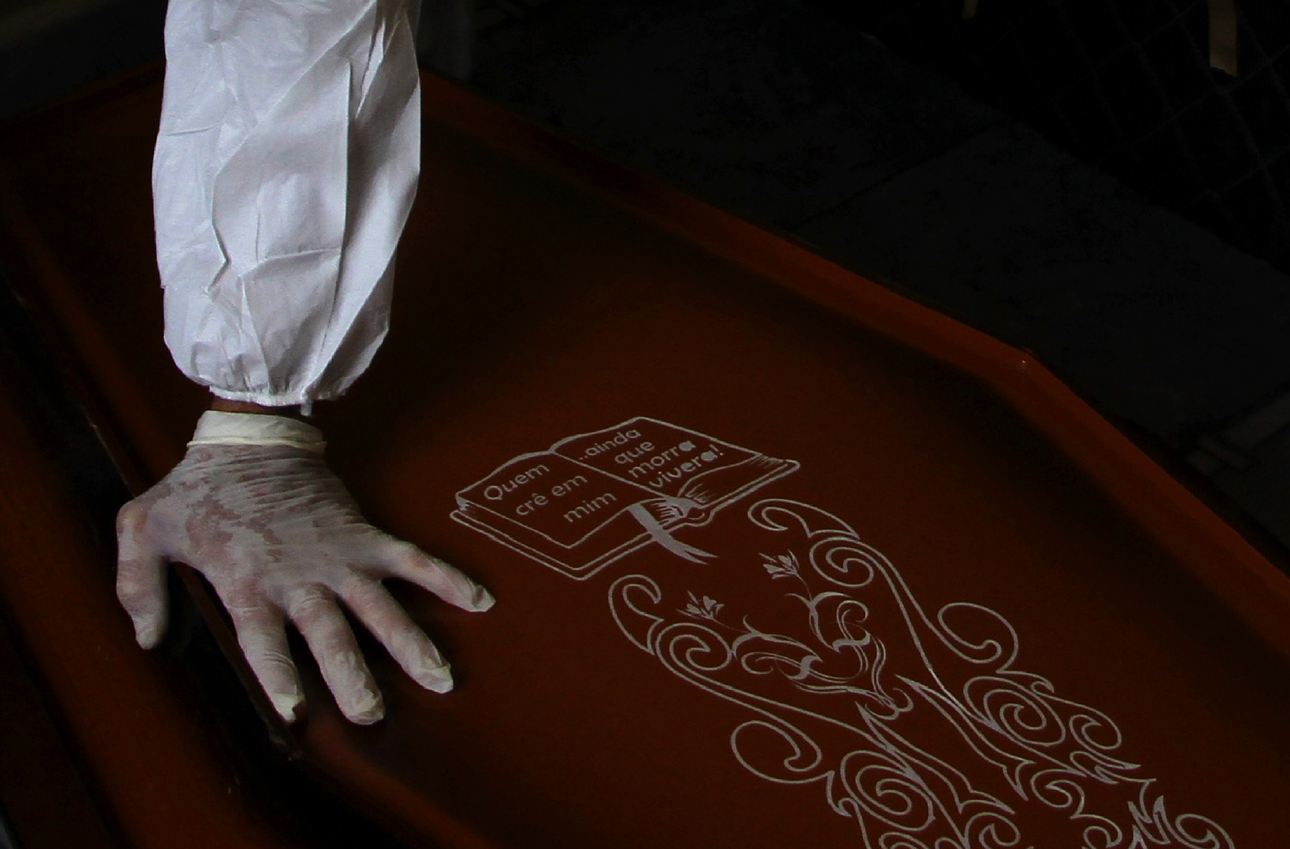 Un trabajador funerario ayuda a retirar el féretro con los restos mortales de José Bernardino Ferreira, de 77 años y que falleció en su casa por complicaciones relacionadas con la covid-19, en Manaos, en el estado brasileño de Amazonas. (AP Foto/Edmar Barros)