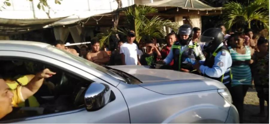 Momento en el que agentes de tránsito custodian la camioneta en la que se movilizaba la mamá de Enrique Vives.