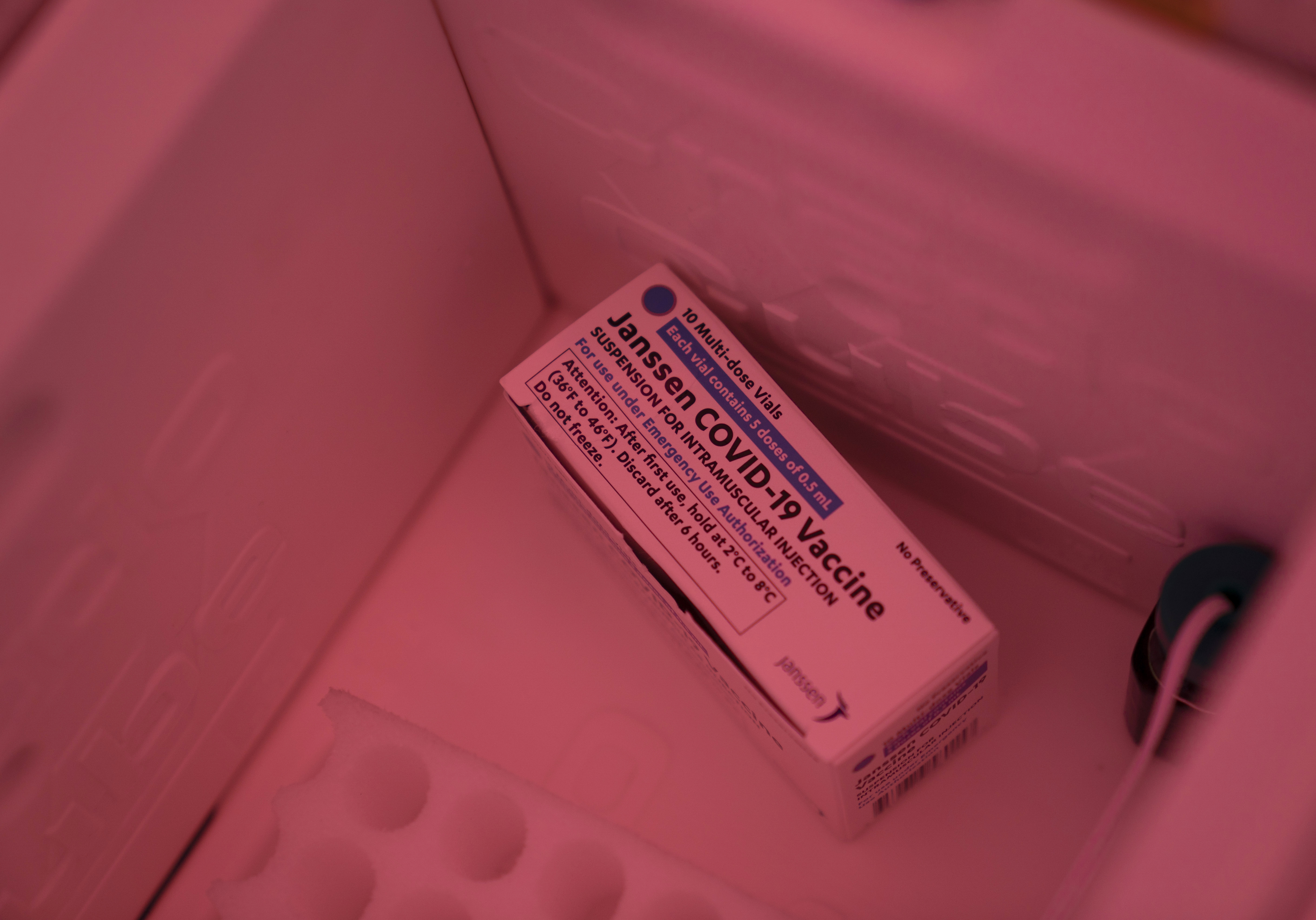 Una caja puesta en un contenedor frío contiene dosis de la vacuna de Johnson y Johnson contra el covid-19 en Los Ángeles, California