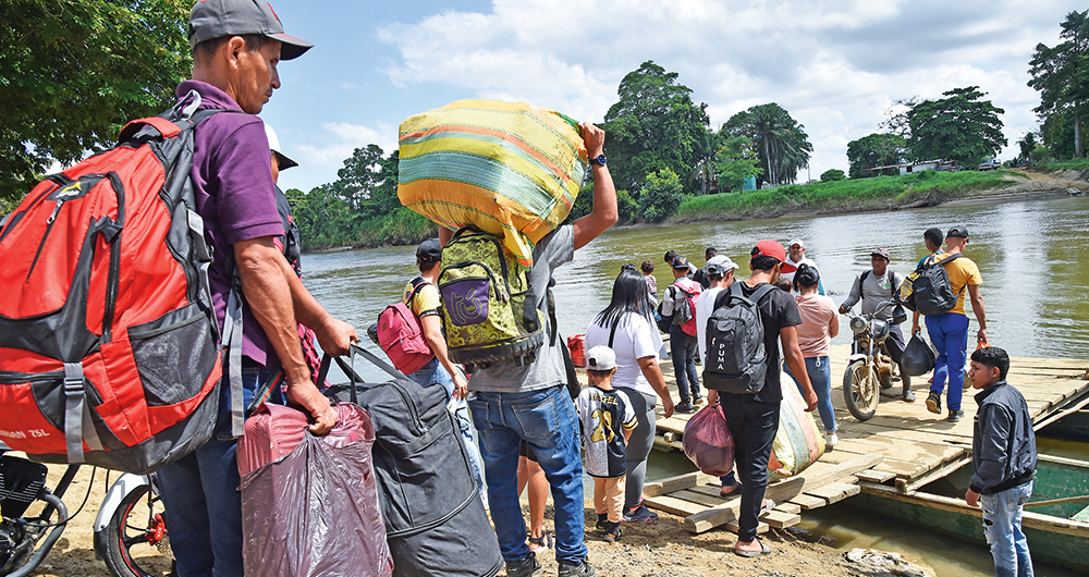   Miles de campesinos tuvieron que salir desplazados por la amenaza de ser asesinados por el ELN, estructura criminal que ahora se ha quedado con sus tierras.