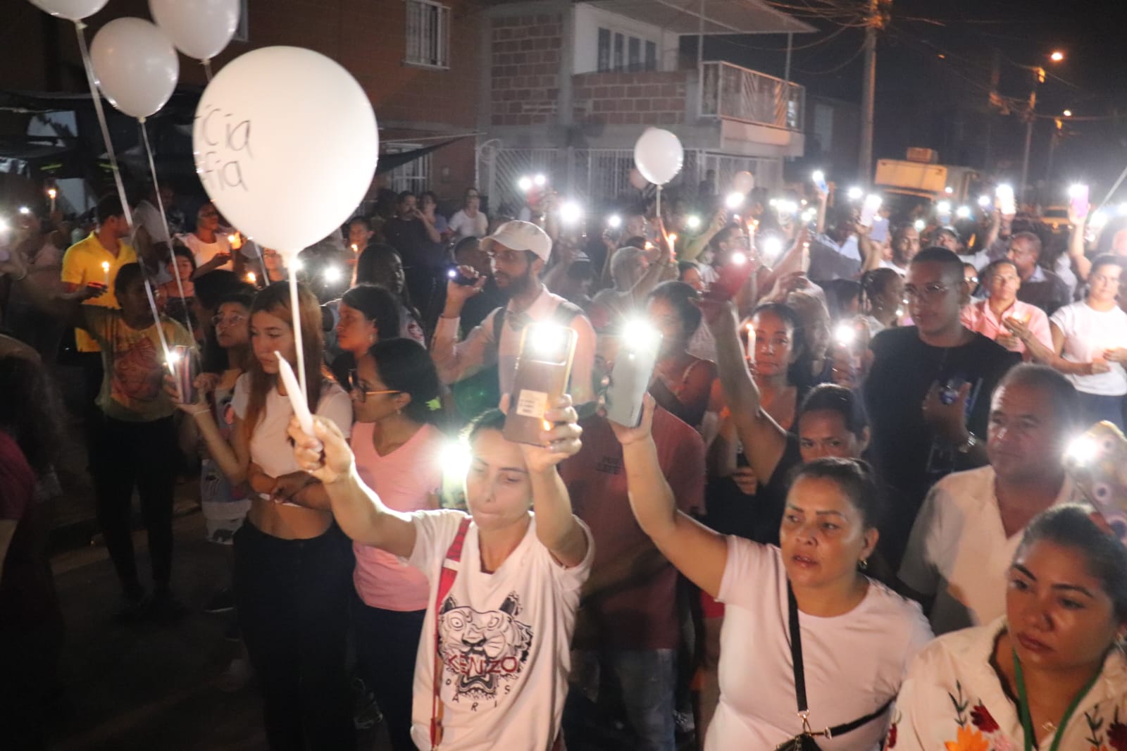 Con globos, linternas y velas, los habitantes de Villagorgona realizaron el acompañamiento a la familia en duelo.