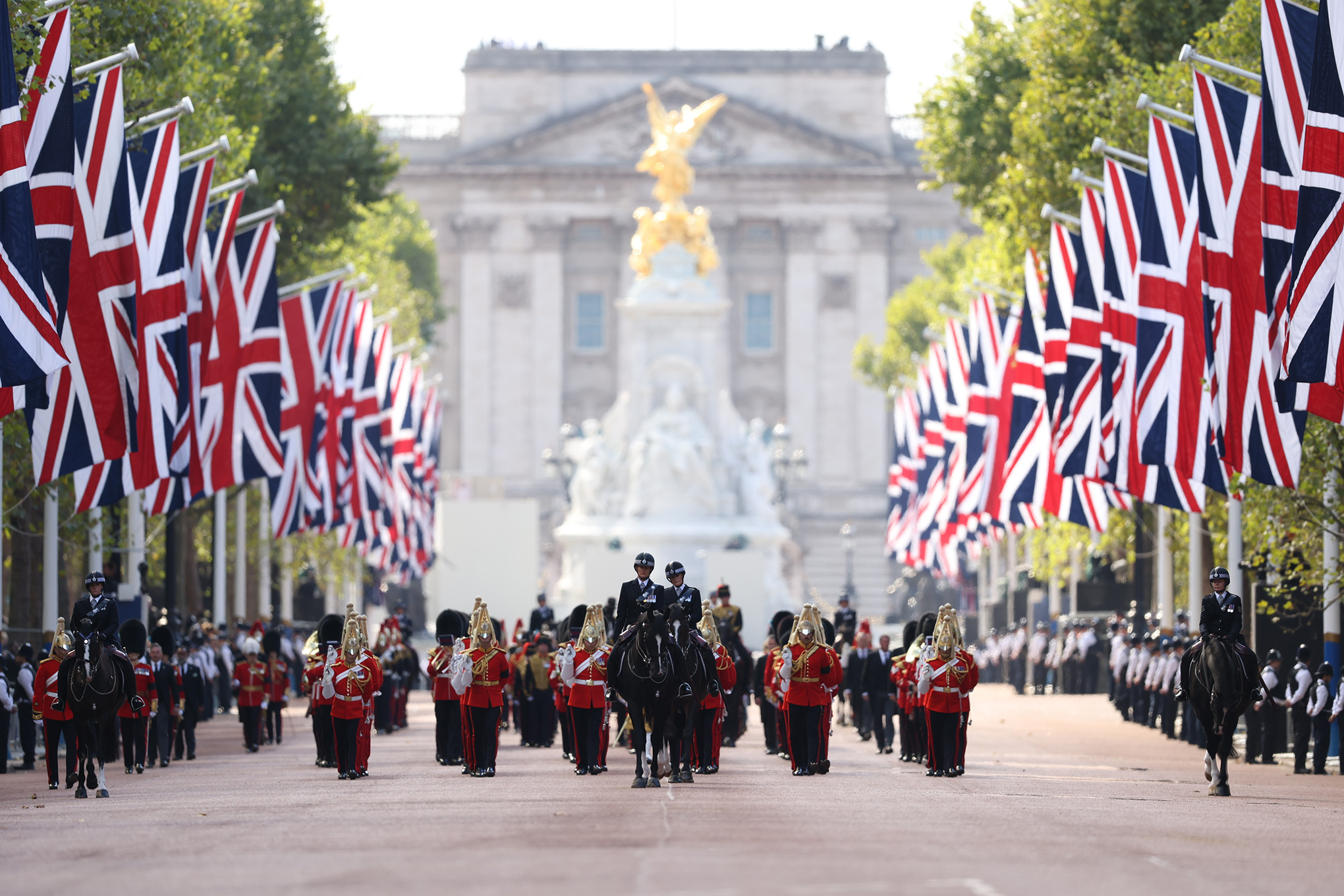 Miembros de las fuerzas armadas mueven el ataúd de la reina Isabel II, adornado con un estandarte real y la corona del estado imperial, durante una procesión desde el Palacio de Buckingham hasta el Westminster Hall en Londres, el miércoles 14 de septiembre de 2022.