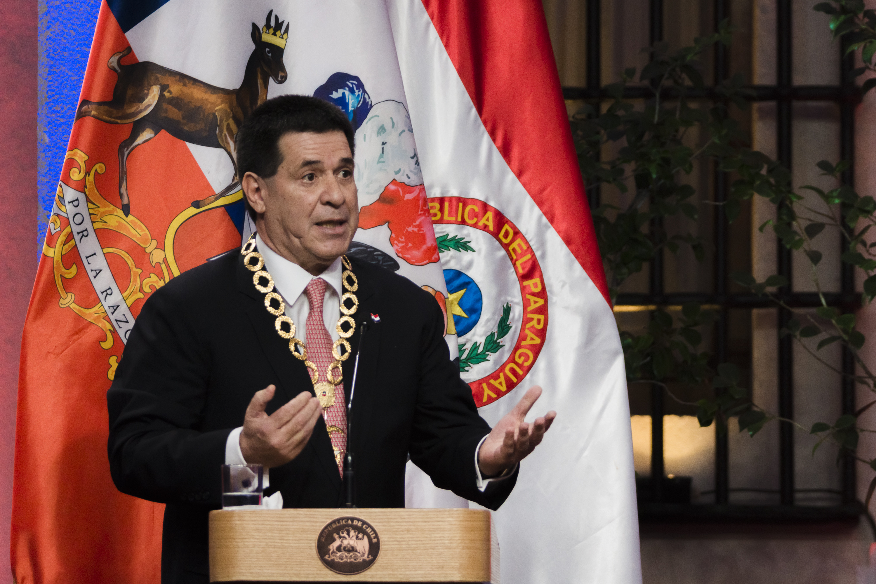 El expresidente de la República del Paraguay Horacio Cartes, habla con la prensa en el Patio de Las Camelias del Palacio de La Moneda el 30 de septiembre de 2016