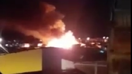 La conflagración fue atendida por el Cuerpo de Bomberos de la capital del Quindío. Se reportaron tres personas heridas que fueron atendidas en el sitio.