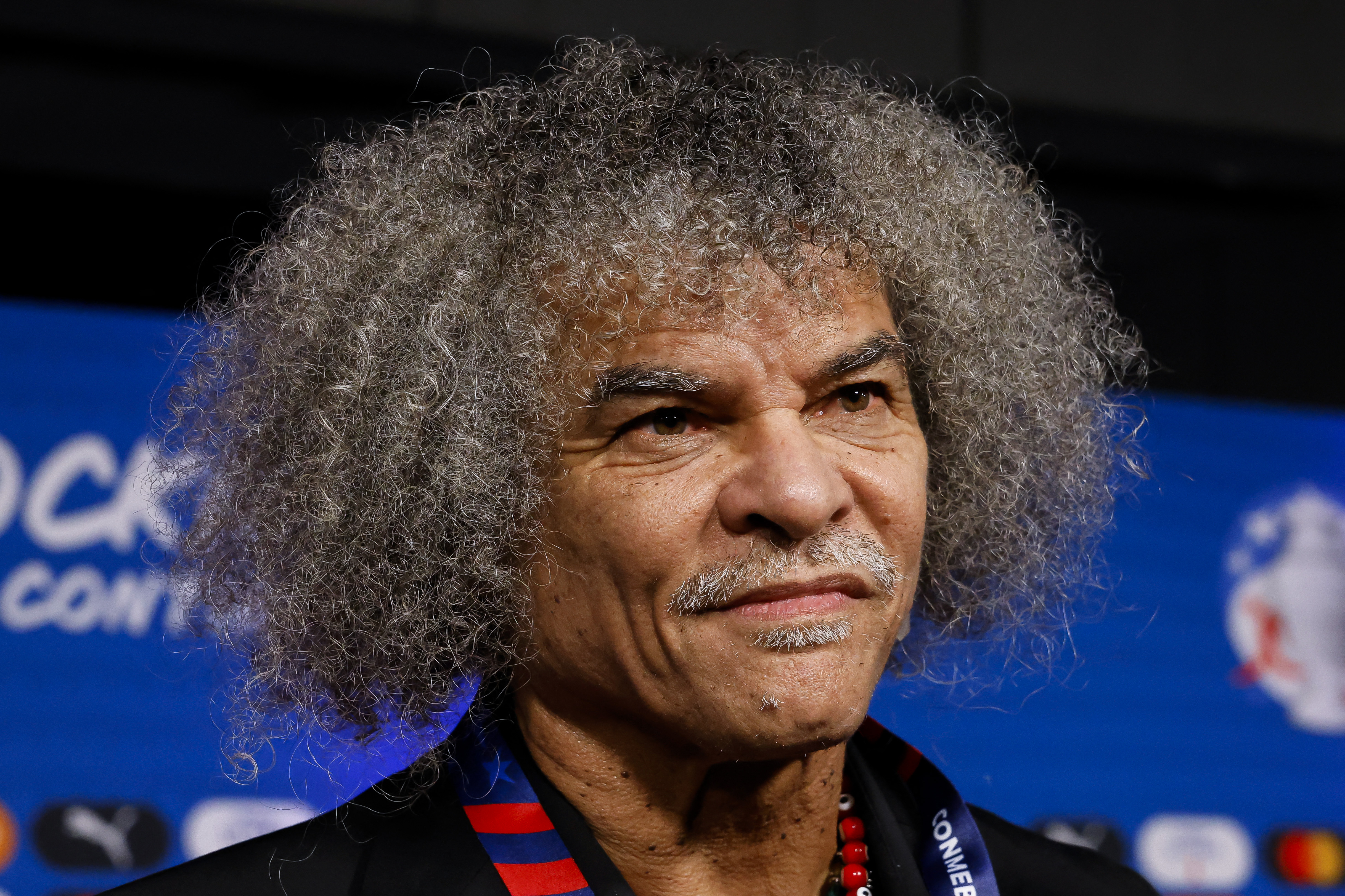 MIAMI, FLORIDA - DECEMBER 07: El exfutbolista colombiano Carlos valderrama durante la ceremonia del sorteo de la Copa América 2024, en la que fue encargado de sacar bolas para sortear los grupos. /Foto  Eva Marie Uzcategui/Getty Images/AFP