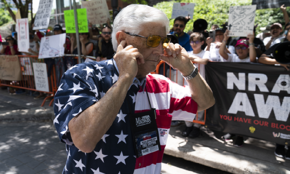Días después de brutal matanza en Texas, la NRA realiza su cumbre en el mismo estado.