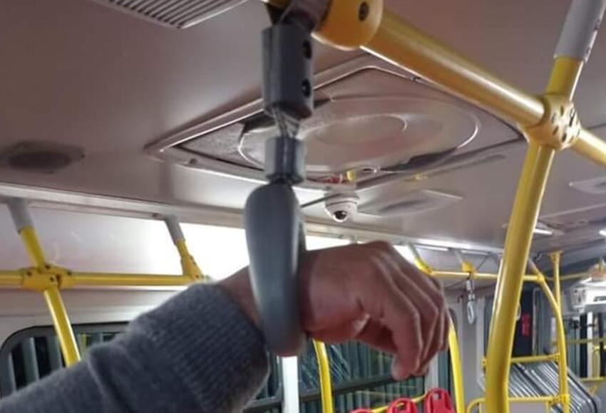 Hombre atrapado en TransMilenio