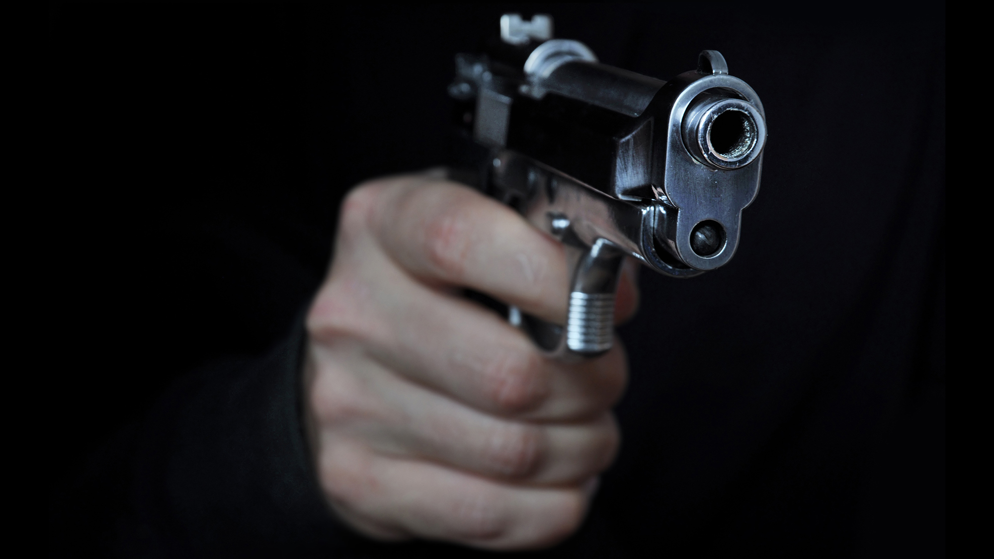 Disparando un arma en la noche