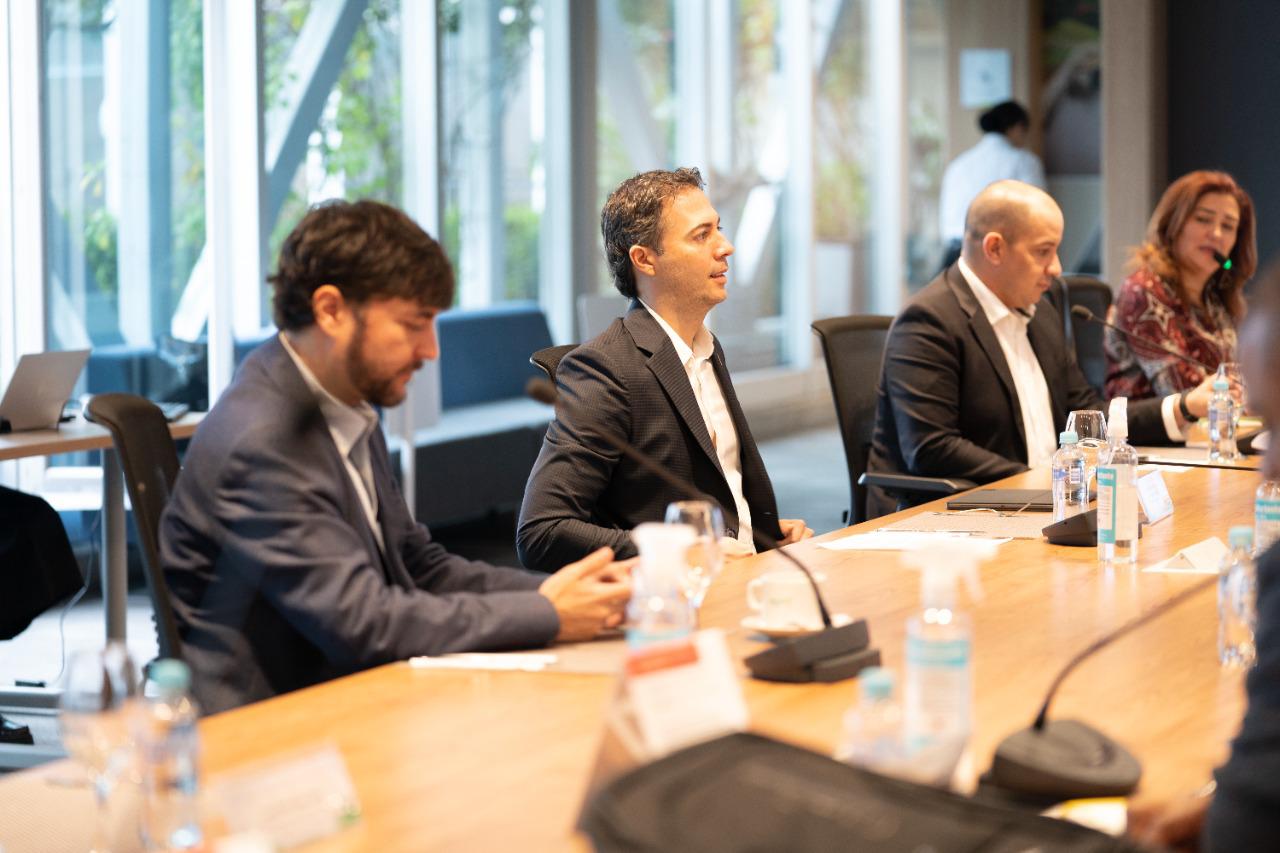 Jaime Pumarejo, alcalde de Barranquilla, y Daniel Quintero, alcalde de Medellín, durante la firma del acuerdo de entendimiento para posible compra de 51 % de Triple A.