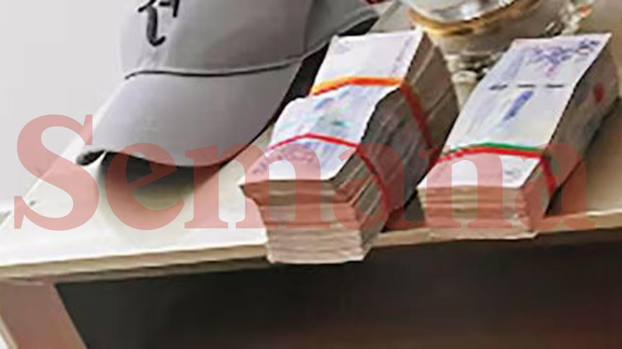 La fotografía que hoy publica SEMANA demuestra que, aun después de la denuncia de Day Vásquez, Nicolás Petro siguió manejando dinero en efectivo y guardándolo en su vivienda. ¿Cuánta plata había que impedía que su nueva pareja, Laura Ojeda, no pudiera ni salir de la casa para cuidar el botín? | Foto: SUMINISTRADO A SEMANA