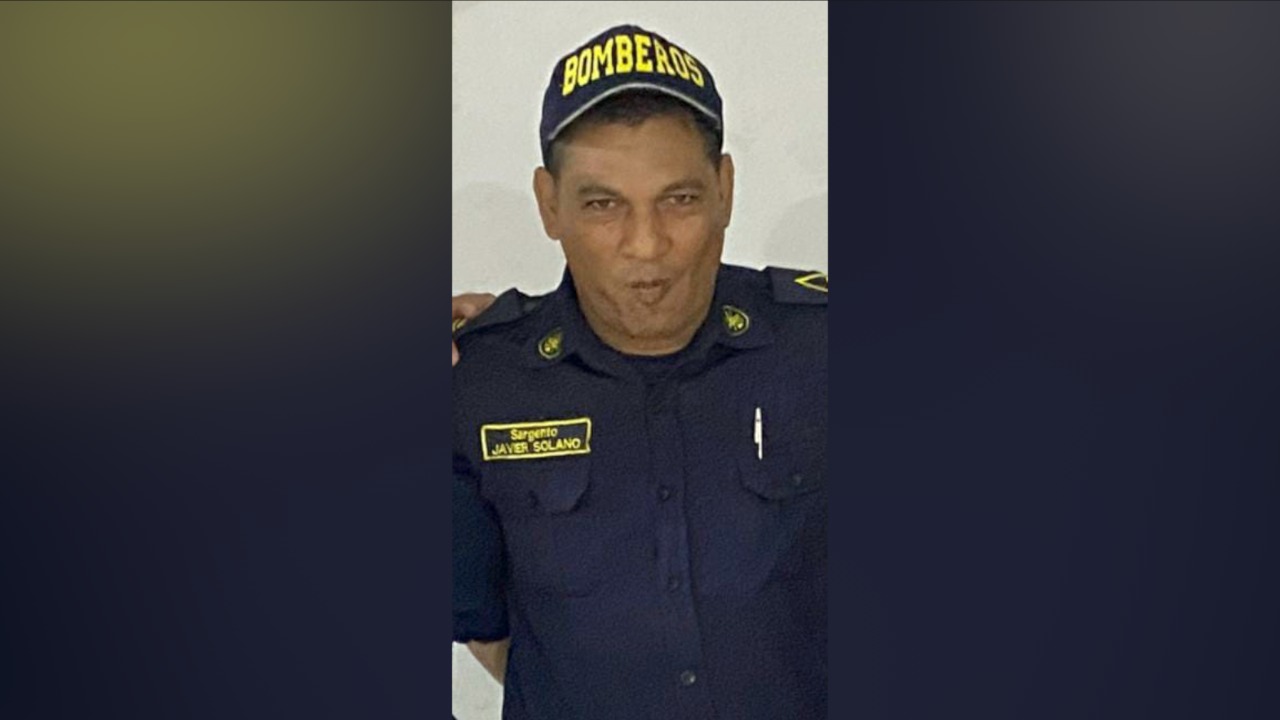 Este es Javier Solano, el bombero que murió atendiendo incendio en zona  portuaria de Barranquilla; recibió golpe en la cabeza por explosión de  tanque de combustible